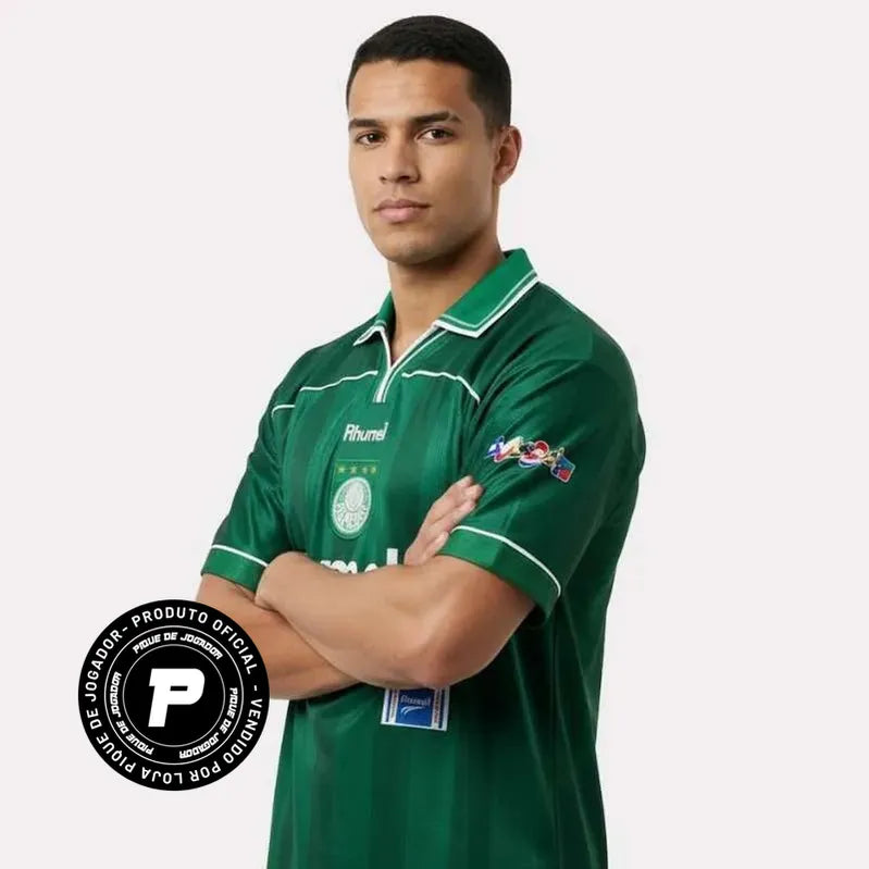 Camisa Retrô Palmeiras 1999 – Rhumell Comemorativa, Camisas de Futebol, PIQUE DE JOGADOR, A Camisa Retrô Palmeiras 1999 – Rhumell Comemorativa é uma homenagem fiel ao manto usado na maior conquista da história do Verdão: a Libertadores de 1999. Com patrocínio Parmalat, escudo bordado, gola clássica e etiqueta Rhumell original, essa peça revive uma das camisas mais icônicas do futebol brasileiro. Ideal para colecionadores e apaixonados pela história alviverde, o modelo reproduz com riqueza de detalhes o unif