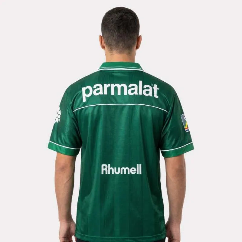 Camisa Retrô Palmeiras 1999 – Rhumell Comemorativa, Camisas de Futebol, PIQUE DE JOGADOR, A Camisa Retrô Palmeiras 1999 – Rhumell Comemorativa é uma homenagem fiel ao manto usado na maior conquista da história do Verdão: a Libertadores de 1999. Com patrocínio Parmalat, escudo bordado, gola clássica e etiqueta Rhumell original, essa peça revive uma das camisas mais icônicas do futebol brasileiro. Ideal para colecionadores e apaixonados pela história alviverde, o modelo reproduz com riqueza de detalhes o unif