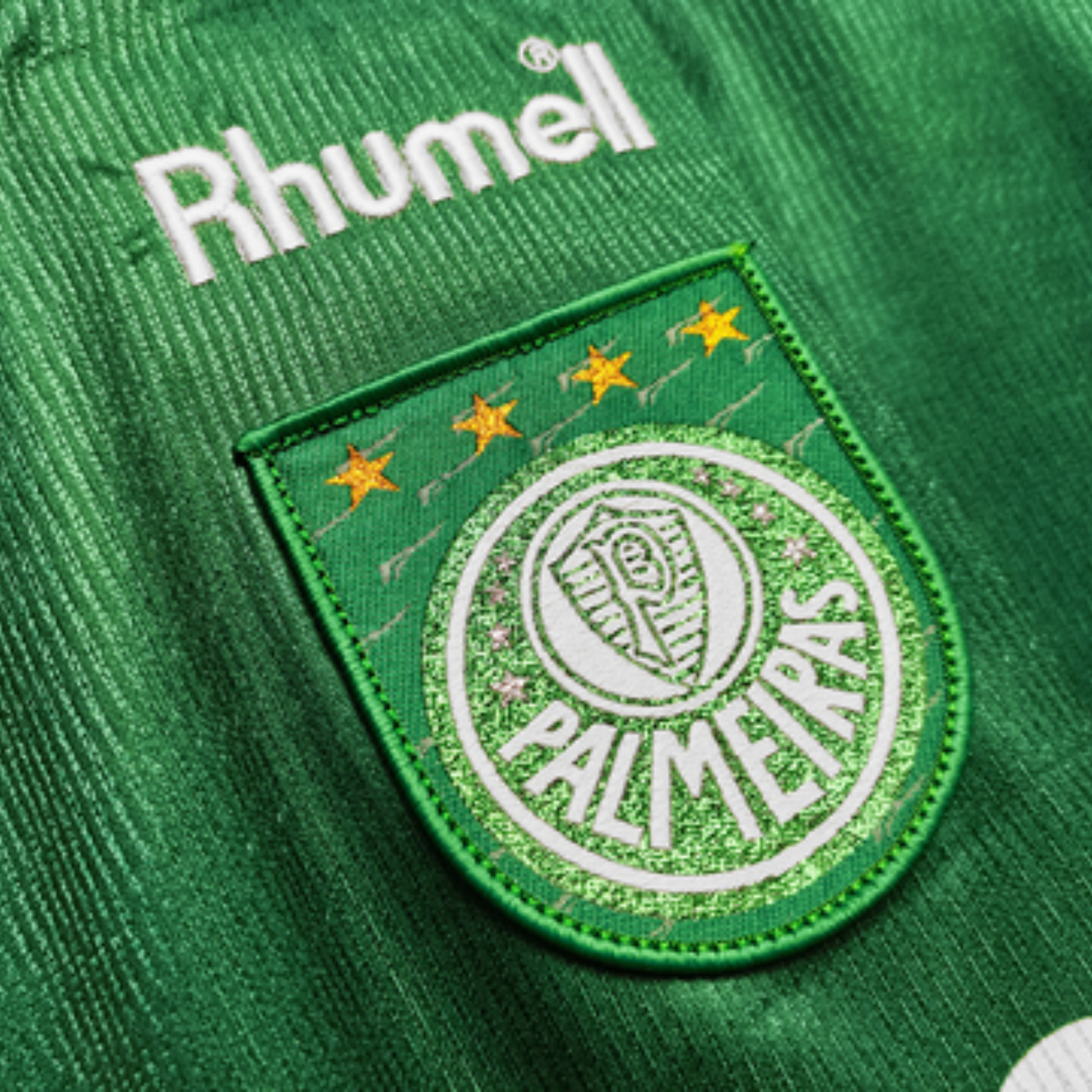 Camisa Retrô Palmeiras 1999 – Rhumell Comemorativa, Camisas de Futebol, PIQUE DE JOGADOR, A Camisa Retrô Palmeiras 1999 – Rhumell Comemorativa é uma homenagem fiel ao manto usado na maior conquista da história do Verdão: a Libertadores de 1999. Com patrocínio Parmalat, escudo bordado, gola clássica e etiqueta Rhumell original, essa peça revive uma das camisas mais icônicas do futebol brasileiro. Ideal para colecionadores e apaixonados pela história alviverde, o modelo reproduz com riqueza de detalhes o unif