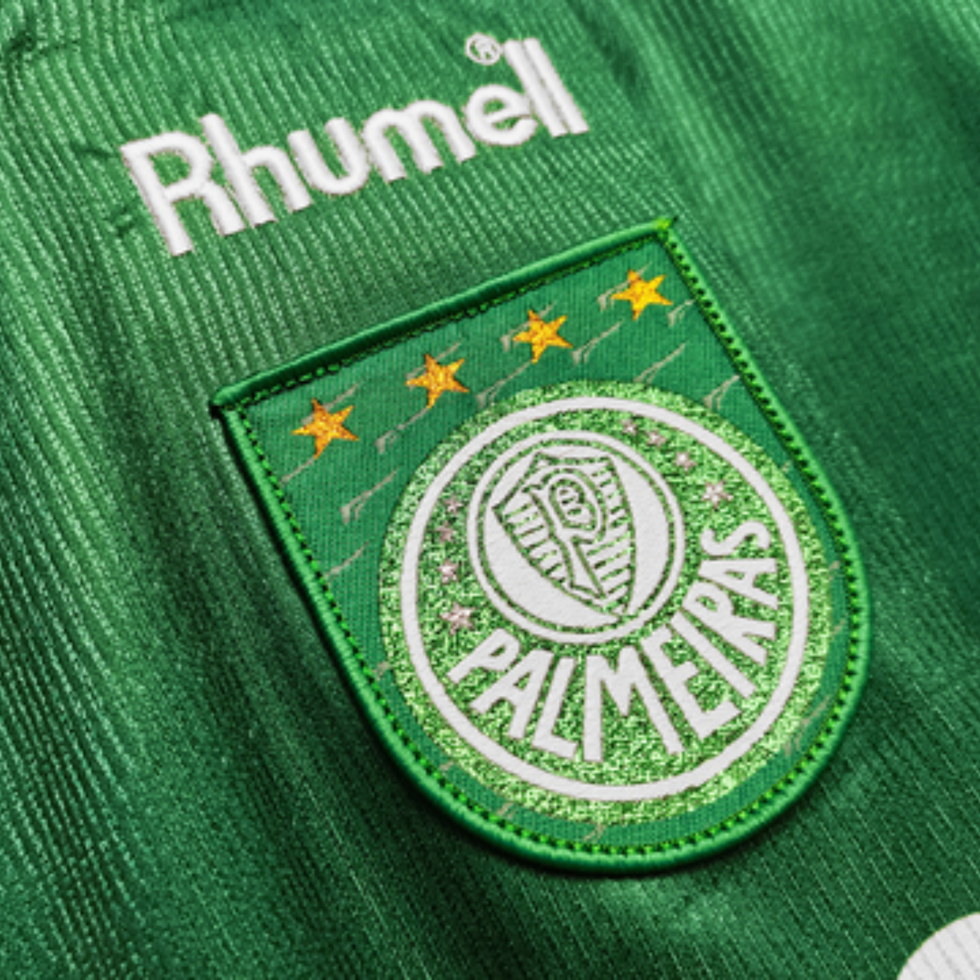 Camisa Retrô Palmeiras 1999 – Rhumell Comemorativa, Camisas de Futebol, PIQUE DE JOGADOR, A Camisa Retrô Palmeiras 1999 – Rhumell Comemorativa é uma homenagem fiel ao manto usado na maior conquista da história do Verdão: a Libertadores de 1999. Com patrocínio Parmalat, escudo bordado, gola clássica e etiqueta Rhumell original, essa peça revive uma das camisas mais icônicas do futebol brasileiro. Ideal para colecionadores e apaixonados pela história alviverde, o modelo reproduz com riqueza de detalhes o unif