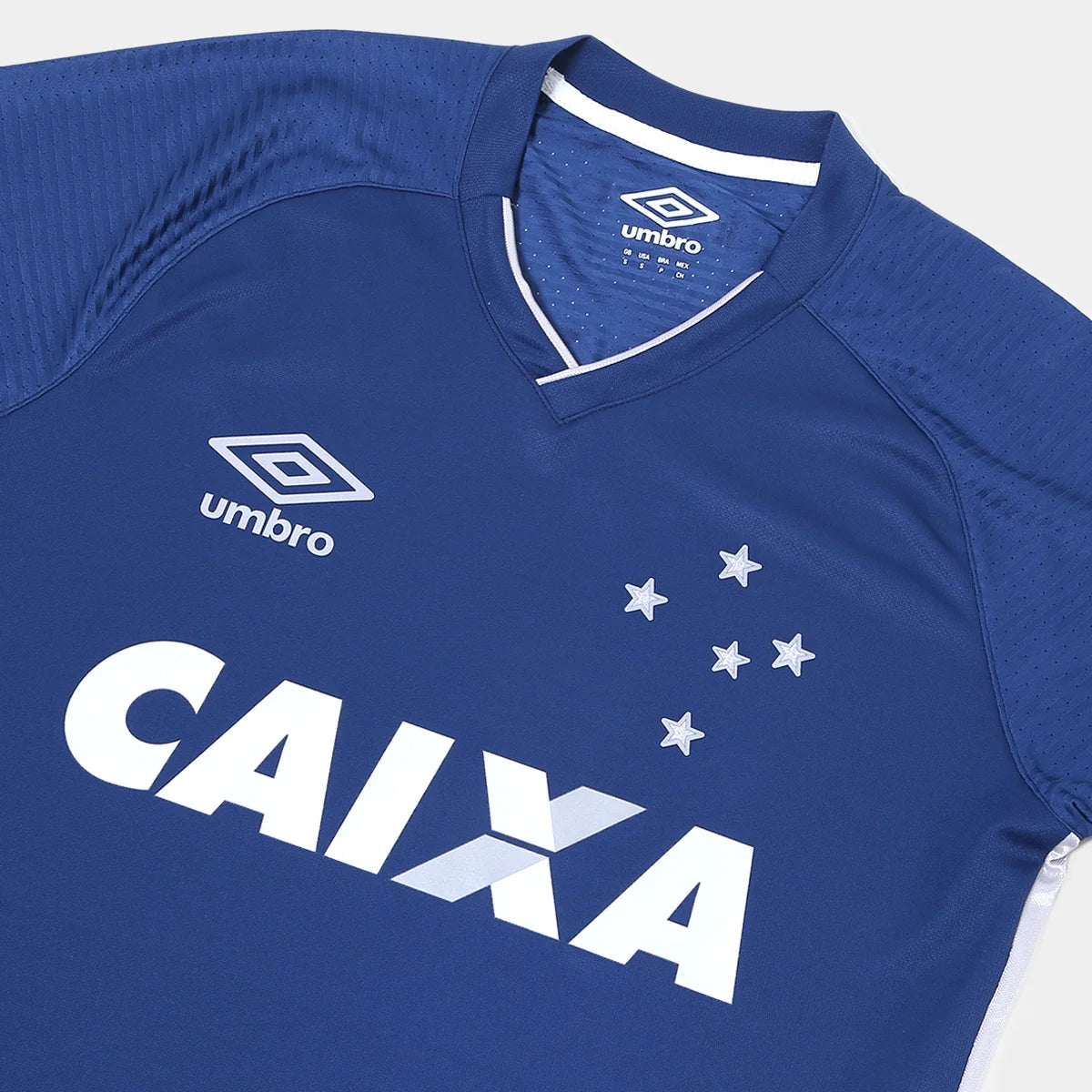 Camisa Retrô Umbro Cruzeiro 17/18 Third, Camisa Futebol, Umbro, Ficha do Produto TecnologiaAeroReady: Sistema que controla o excesso de umidade do corpo, garantindo a rápida secagem do suor durante os exercícios. Composição: 100% PoliésterMarca: AdidasIndicada para: Jogo/CasualGênero: MasculinoEscudo: EmborrachadoOrigem: ImportadoManga: Curta-PIQUE DE JOGADOR