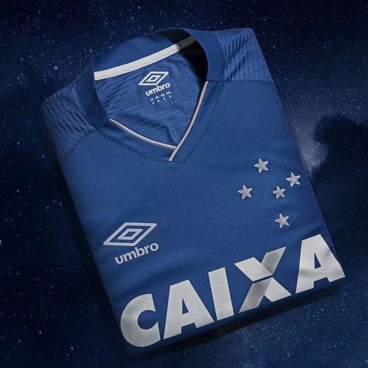 Camisa Retrô Umbro Cruzeiro 17/18 Third, Camisa Futebol, Umbro, Ficha do Produto TecnologiaAeroReady: Sistema que controla o excesso de umidade do corpo, garantindo a rápida secagem do suor durante os exercícios. Composição: 100% PoliésterMarca: AdidasIndicada para: Jogo/CasualGênero: MasculinoEscudo: EmborrachadoOrigem: ImportadoManga: Curta-PIQUE DE JOGADOR