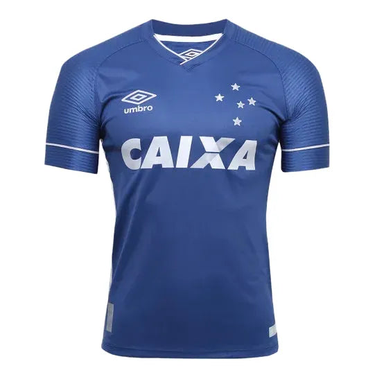 Camisa Retrô Umbro Cruzeiro 17/18 Third, Camisa Futebol, Umbro, Ficha do Produto TecnologiaAeroReady: Sistema que controla o excesso de umidade do corpo, garantindo a rápida secagem do suor durante os exercícios. Composição: 100% PoliésterMarca: AdidasIndicada para: Jogo/CasualGênero: MasculinoEscudo: EmborrachadoOrigem: ImportadoManga: Curta-PIQUE DE JOGADOR