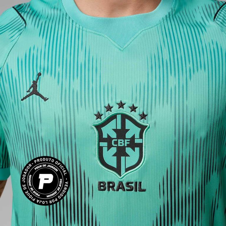 Camisa Seleção Brasileira 2026/27 Goleiro, Camisa Brasil Titular 26/27 - Copa do Mundo, PIQUE DE JOGADOR, Essa camisa de cores vibrantes é tão bonita quanto ameaçadora. Como um sapo-flecha venenoso alertando seus predadores, este uniforme lembra às outras nações que enfrentar o Brasil é por sua própria conta e risco. Feito com os Profissionais em Mente A nossa coleção Stadium combina detalhes da camisa com tecnologia antissuor para oferecer um look pronto para o jogo e inspirado no seu time favorito. Perman