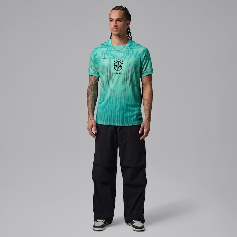 Camisa Seleção Brasileira 2026/27 Goleiro, Camisa Brasil Titular 26/27 - Copa do Mundo, PIQUE DE JOGADOR, Essa camisa de cores vibrantes é tão bonita quanto ameaçadora. Como um sapo-flecha venenoso alertando seus predadores, este uniforme lembra às outras nações que enfrentar o Brasil é por sua própria conta e risco. Feito com os Profissionais em Mente A nossa coleção Stadium combina detalhes da camisa com tecnologia antissuor para oferecer um look pronto para o jogo e inspirado no seu time favorito. Perman