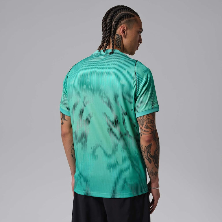 Camisa Seleção Brasileira 2026/27 Goleiro, Camisa Brasil Titular 26/27 - Copa do Mundo, PIQUE DE JOGADOR, Essa camisa de cores vibrantes é tão bonita quanto ameaçadora. Como um sapo-flecha venenoso alertando seus predadores, este uniforme lembra às outras nações que enfrentar o Brasil é por sua própria conta e risco. Feito com os Profissionais em Mente A nossa coleção Stadium combina detalhes da camisa com tecnologia antissuor para oferecer um look pronto para o jogo e inspirado no seu time favorito. Perman