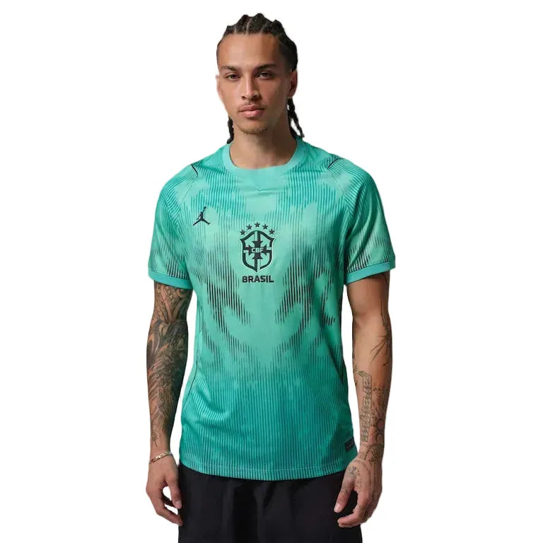 Camisa Seleção Brasileira 2026/27 Goleiro, Camisa Brasil Titular 26/27 - Copa do Mundo, PIQUE DE JOGADOR, Essa camisa de cores vibrantes é tão bonita quanto ameaçadora. Como um sapo-flecha venenoso alertando seus predadores, este uniforme lembra às outras nações que enfrentar o Brasil é por sua própria conta e risco. Feito com os Profissionais em Mente A nossa coleção Stadium combina detalhes da camisa com tecnologia antissuor para oferecer um look pronto para o jogo e inspirado no seu time favorito. Perman