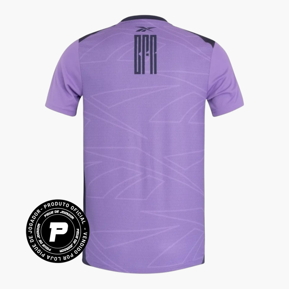 Camisa Treino Reebok Botafogo 2025/26, Camisas de Futebol, PIQUE DE JOGADOR, A camisa de goleiro do Botafogo para a temporada 2025/26 II chega com um visual imponente, que reflete a essência defensiva do Glorioso. Em preto predominante com detalhes em branco e dourado, o modelo traz modernidade e presença dentro das quatro linhas. Com grafismos exclusivos e acabamento refinado, é uma peça que une performance, estilo e identidade alvinegra. Especificações do Produto: Modelo torcedor masculino Ano: Temporada 