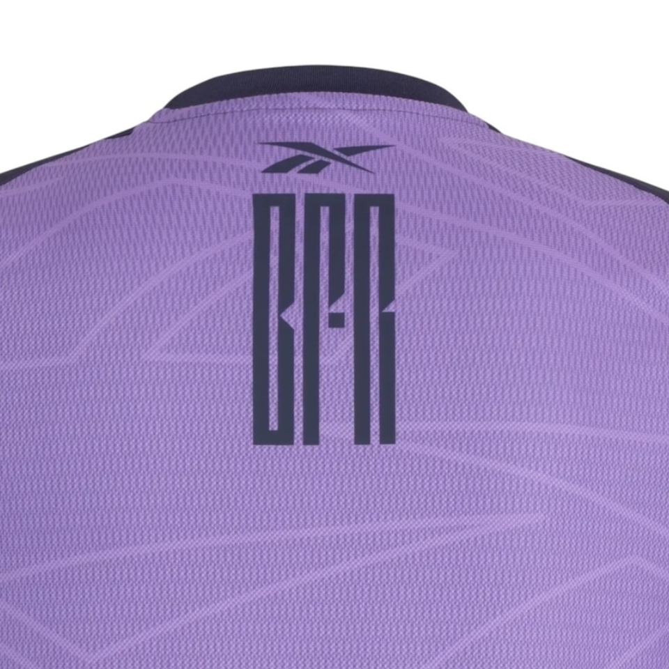 Camisa Treino Reebok Botafogo 2025/26, Camisas de Futebol, PIQUE DE JOGADOR, A camisa de goleiro do Botafogo para a temporada 2025/26 II chega com um visual imponente, que reflete a essência defensiva do Glorioso. Em preto predominante com detalhes em branco e dourado, o modelo traz modernidade e presença dentro das quatro linhas. Com grafismos exclusivos e acabamento refinado, é uma peça que une performance, estilo e identidade alvinegra. Especificações do Produto: Modelo torcedor masculino Ano: Temporada 