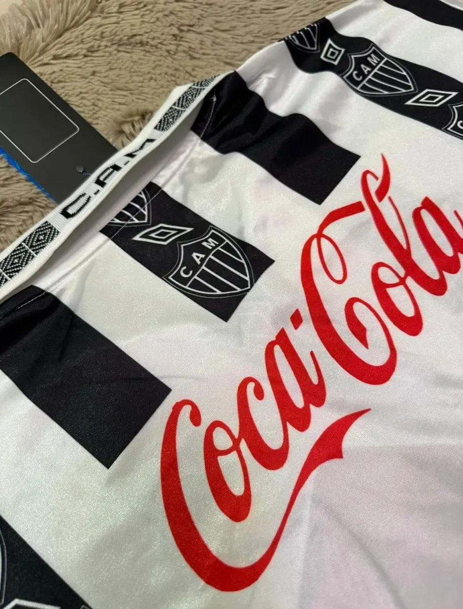 Camisa Umbro Atlético Mineiro 1994 Retrô, Camisa Futebol, Le Cock Sportif, Ficha do Produto Composição: 100% PoliésterIndicada para: Jogo/CasualGênero: MasculinoEscudo: BordadoOrigem: ImportadoManga: Curta-PIQUE DE JOGADOR