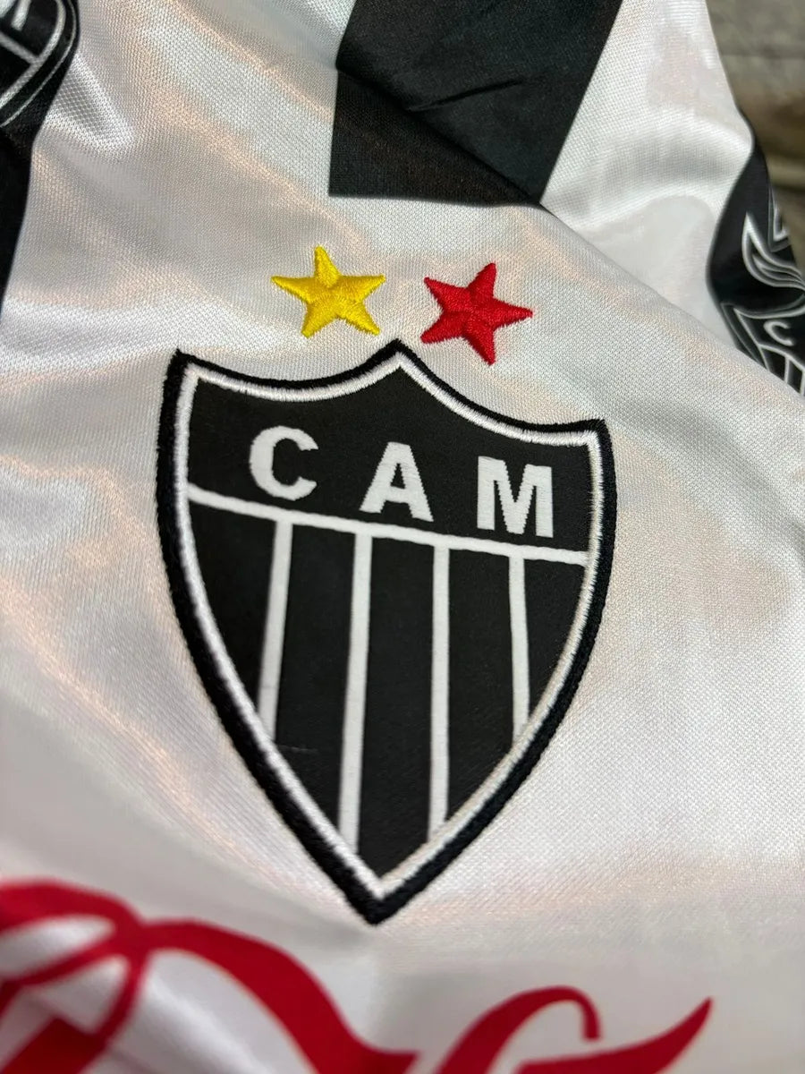 Camisa Umbro Atlético Mineiro 1994 Retrô, Camisa Futebol, Le Cock Sportif, Ficha do Produto Composição: 100% PoliésterIndicada para: Jogo/CasualGênero: MasculinoEscudo: BordadoOrigem: ImportadoManga: Curta-PIQUE DE JOGADOR