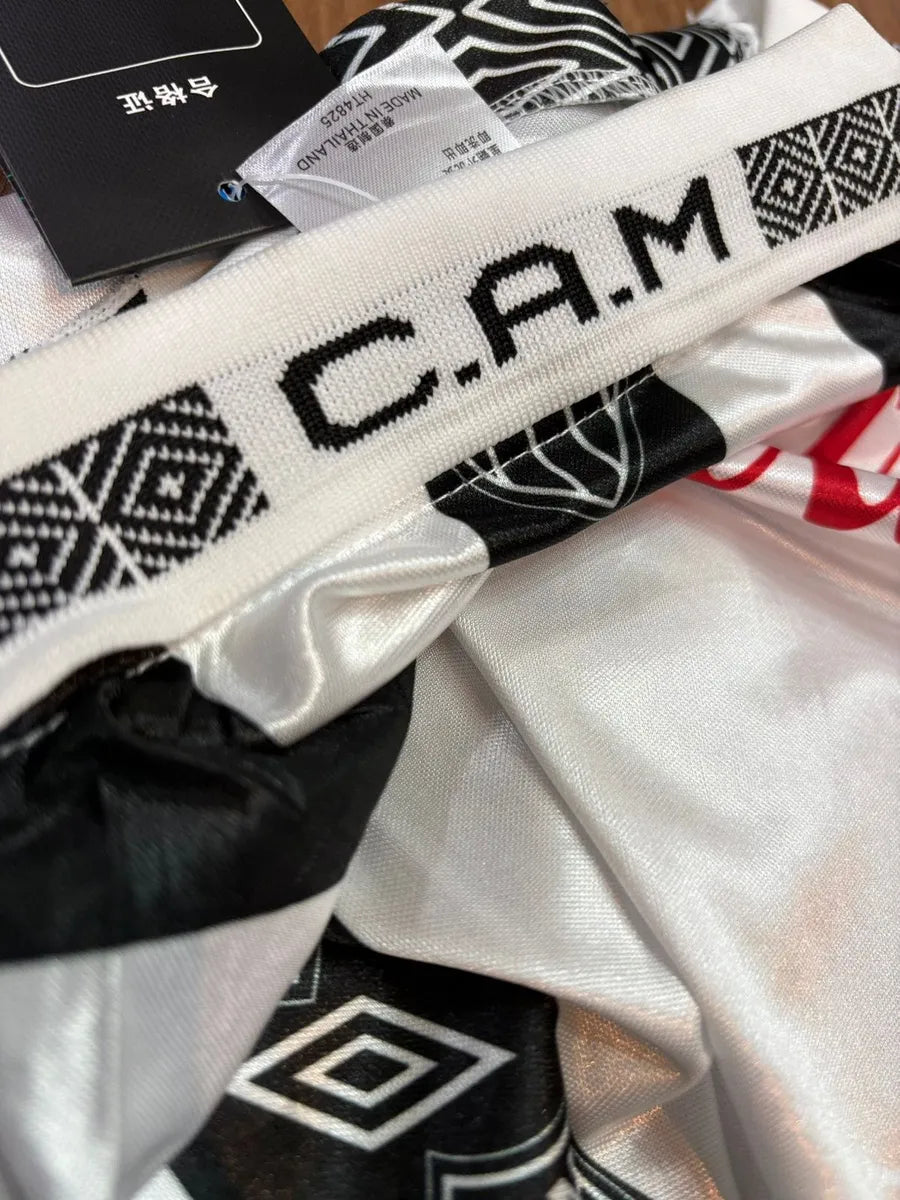 Camisa Umbro Atlético Mineiro 1994 Retrô, Camisa Futebol, Le Cock Sportif, Ficha do Produto Composição: 100% PoliésterIndicada para: Jogo/CasualGênero: MasculinoEscudo: BordadoOrigem: ImportadoManga: Curta-PIQUE DE JOGADOR
