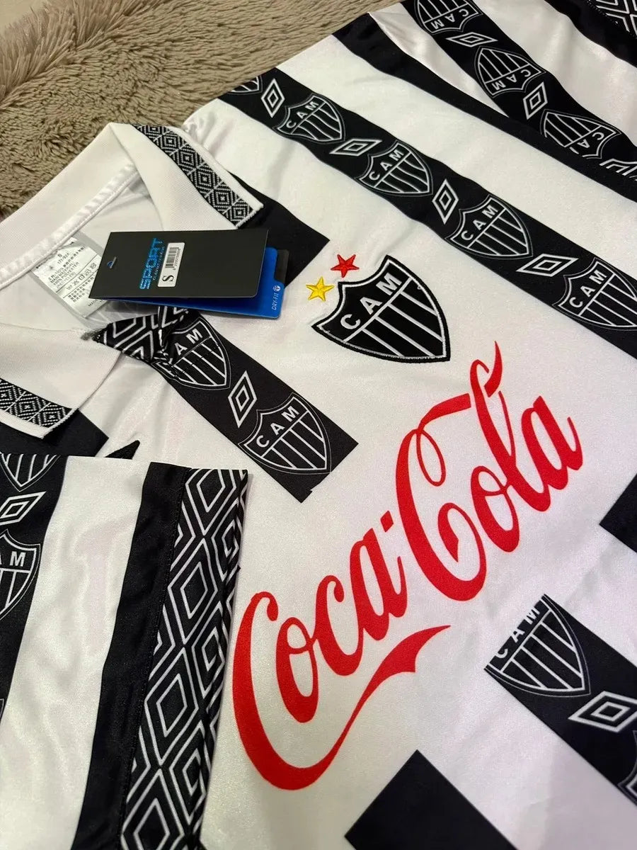 Camisa Umbro Atlético Mineiro 1994 Retrô, Camisa Futebol, Le Cock Sportif, Ficha do Produto Composição: 100% PoliésterIndicada para: Jogo/CasualGênero: MasculinoEscudo: BordadoOrigem: ImportadoManga: Curta-PIQUE DE JOGADOR