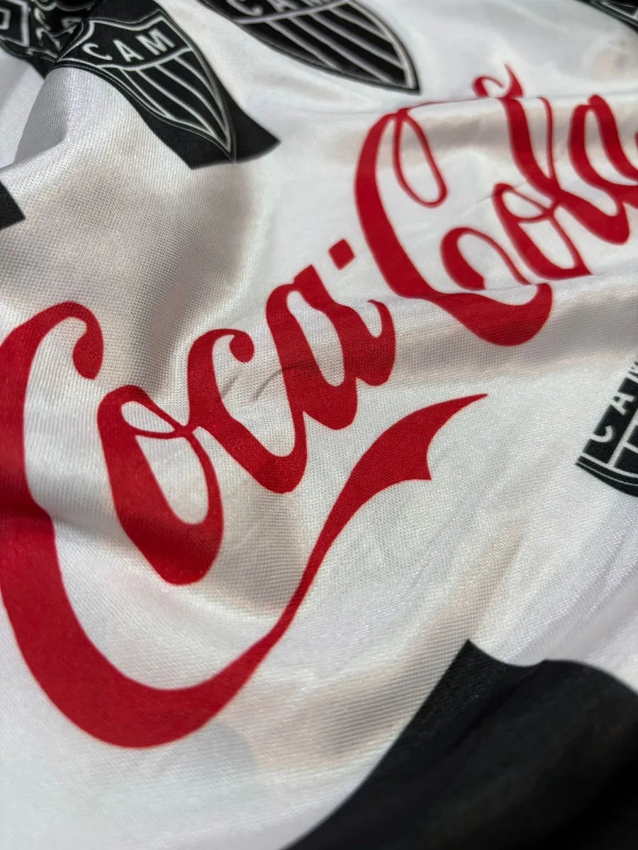 Camisa Umbro Atlético Mineiro 1994 Retrô, Camisa Futebol, Le Cock Sportif, Ficha do Produto Composição: 100% PoliésterIndicada para: Jogo/CasualGênero: MasculinoEscudo: BordadoOrigem: ImportadoManga: Curta-PIQUE DE JOGADOR