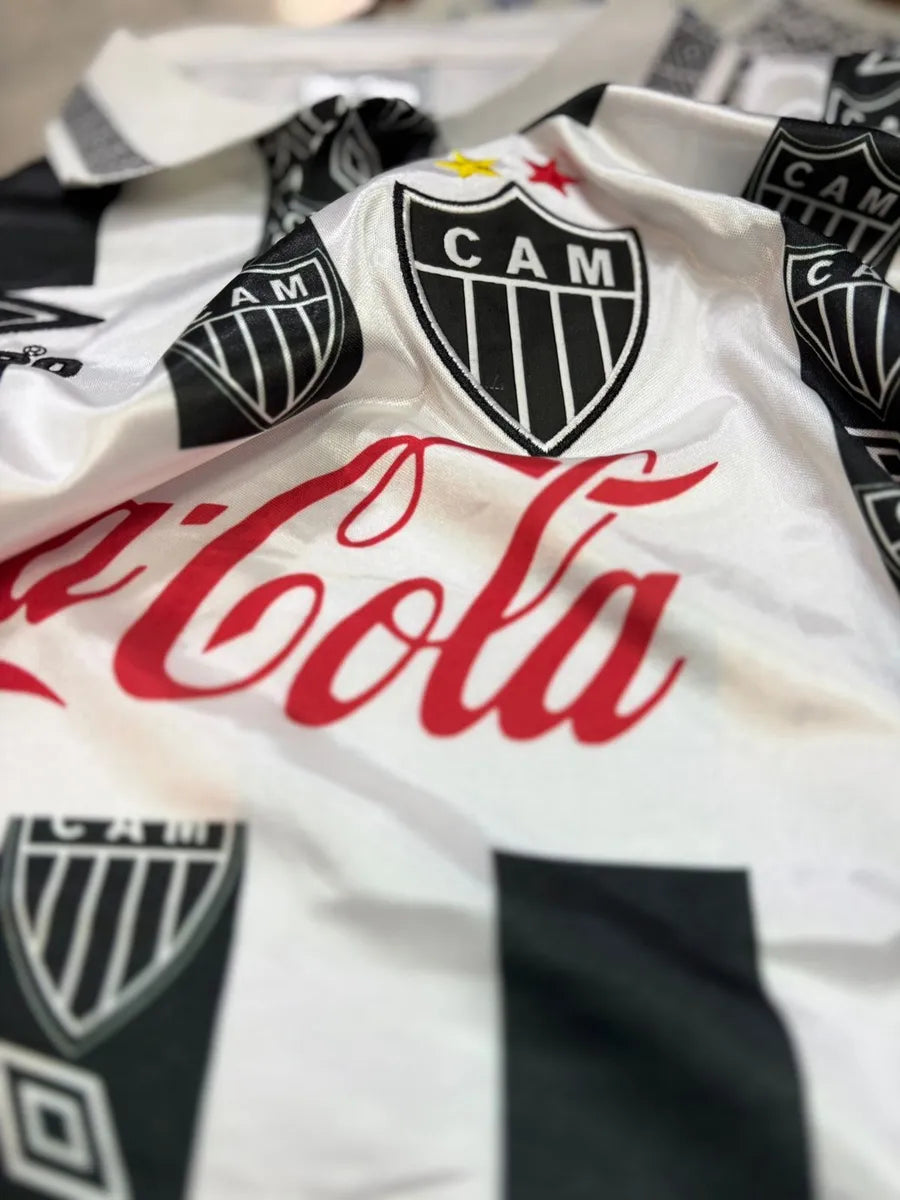 Camisa Umbro Atlético Mineiro 1994 Retrô, Camisa Futebol, Le Cock Sportif, Ficha do Produto Composição: 100% PoliésterIndicada para: Jogo/CasualGênero: MasculinoEscudo: BordadoOrigem: ImportadoManga: Curta-PIQUE DE JOGADOR