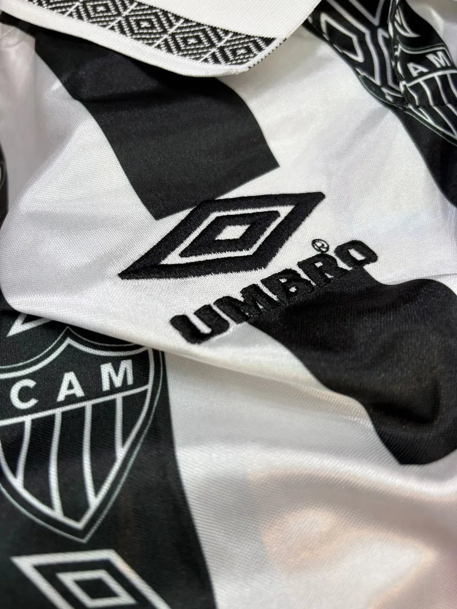 Camisa Umbro Atlético Mineiro 1994 Retrô, Camisa Futebol, Le Cock Sportif, Ficha do Produto Composição: 100% PoliésterIndicada para: Jogo/CasualGênero: MasculinoEscudo: BordadoOrigem: ImportadoManga: Curta-PIQUE DE JOGADOR