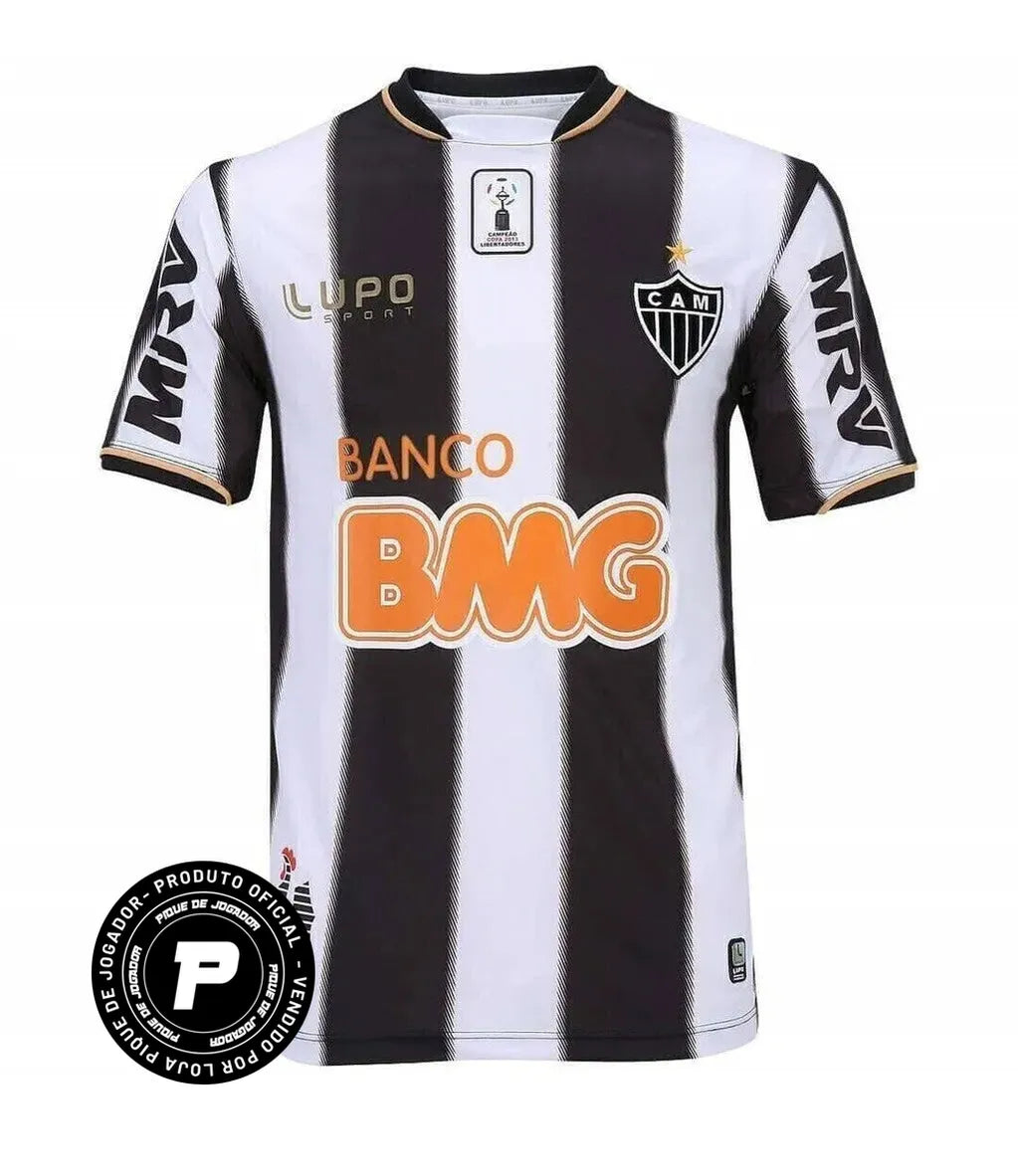 Camisa Umbro Atlético Mineiro 2013 Retrô C/ Patrocínios, Camisa Futebol, Le Cock Sportif, Ficha do Produto Composição: 100% PoliésterIndicada para: Jogo/CasualGênero: MasculinoEscudo: BordadoOrigem: ImportadoManga: Curta-PIQUE DE JOGADOR
