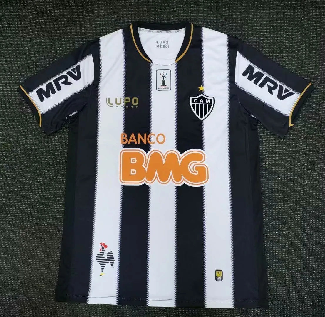 Camisa Umbro Atlético Mineiro 2013 Retrô C/ Patrocínios, Camisa Futebol, Le Cock Sportif, Ficha do Produto Composição: 100% PoliésterIndicada para: Jogo/CasualGênero: MasculinoEscudo: BordadoOrigem: ImportadoManga: Curta-PIQUE DE JOGADOR