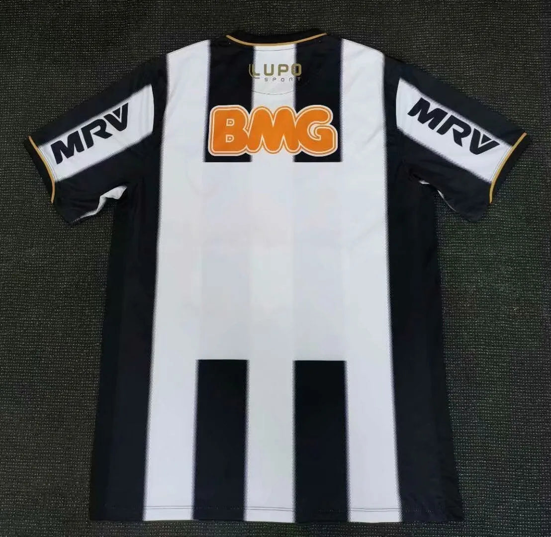 Camisa Umbro Atlético Mineiro 2013 Retrô C/ Patrocínios, Camisa Futebol, Le Cock Sportif, Ficha do Produto Composição: 100% PoliésterIndicada para: Jogo/CasualGênero: MasculinoEscudo: BordadoOrigem: ImportadoManga: Curta-PIQUE DE JOGADOR