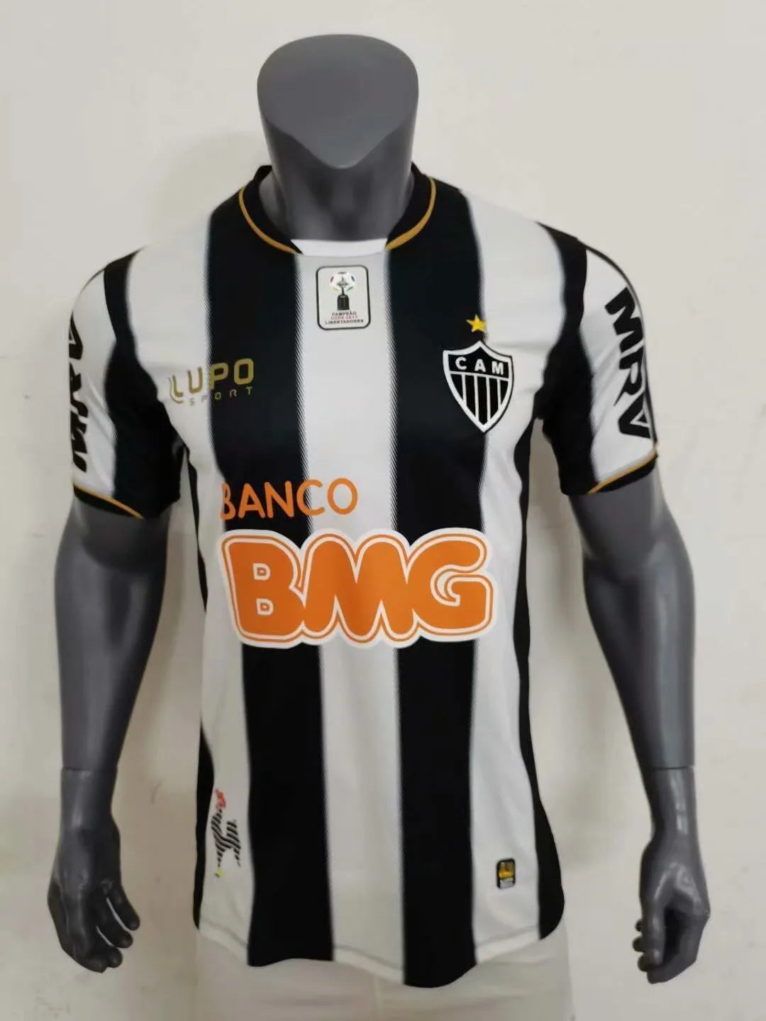 Camisa Umbro Atlético Mineiro 2013 Retrô C/ Patrocínios, Camisa Futebol, Le Cock Sportif, Ficha do Produto Composição: 100% PoliésterIndicada para: Jogo/CasualGênero: MasculinoEscudo: BordadoOrigem: ImportadoManga: Curta-PIQUE DE JOGADOR