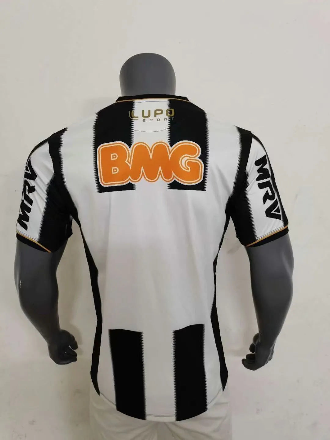 Camisa Umbro Atlético Mineiro 2013 Retrô C/ Patrocínios, Camisa Futebol, Le Cock Sportif, Ficha do Produto Composição: 100% PoliésterIndicada para: Jogo/CasualGênero: MasculinoEscudo: BordadoOrigem: ImportadoManga: Curta-PIQUE DE JOGADOR