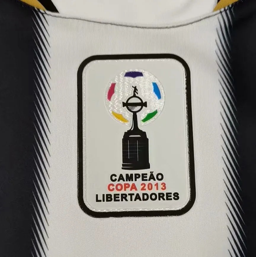 Camisa Umbro Atlético Mineiro 2013 Retrô C/ Patrocínios, Camisa Futebol, Le Cock Sportif, Ficha do Produto Composição: 100% PoliésterIndicada para: Jogo/CasualGênero: MasculinoEscudo: BordadoOrigem: ImportadoManga: Curta-PIQUE DE JOGADOR