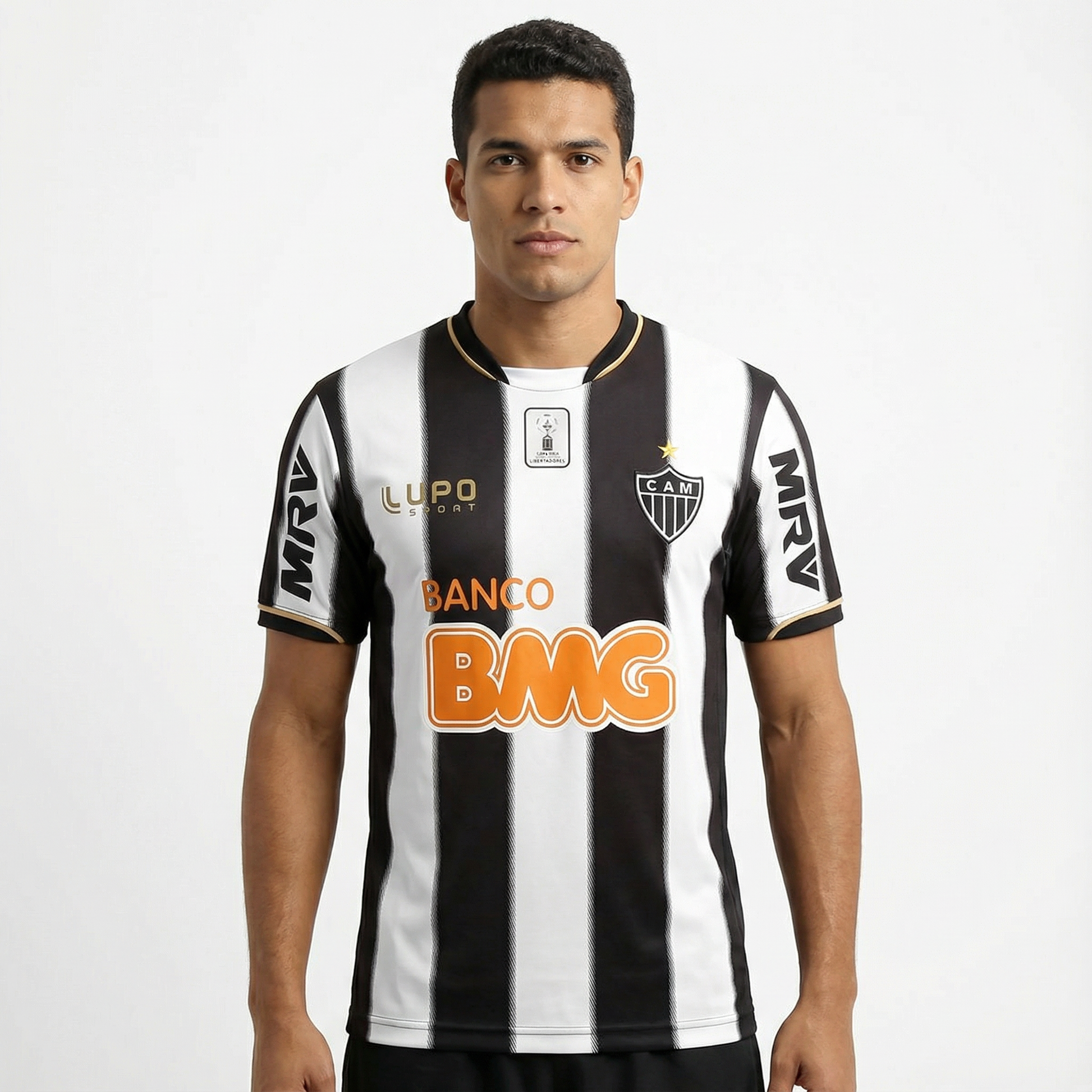 Camisa Umbro Atlético Mineiro 2013 Retrô C/ Patrocínios, Camisa Futebol, Le Cock Sportif, Ficha do Produto Composição: 100% PoliésterIndicada para: Jogo/CasualGênero: MasculinoEscudo: BordadoOrigem: ImportadoManga: Curta-PIQUE DE JOGADOR