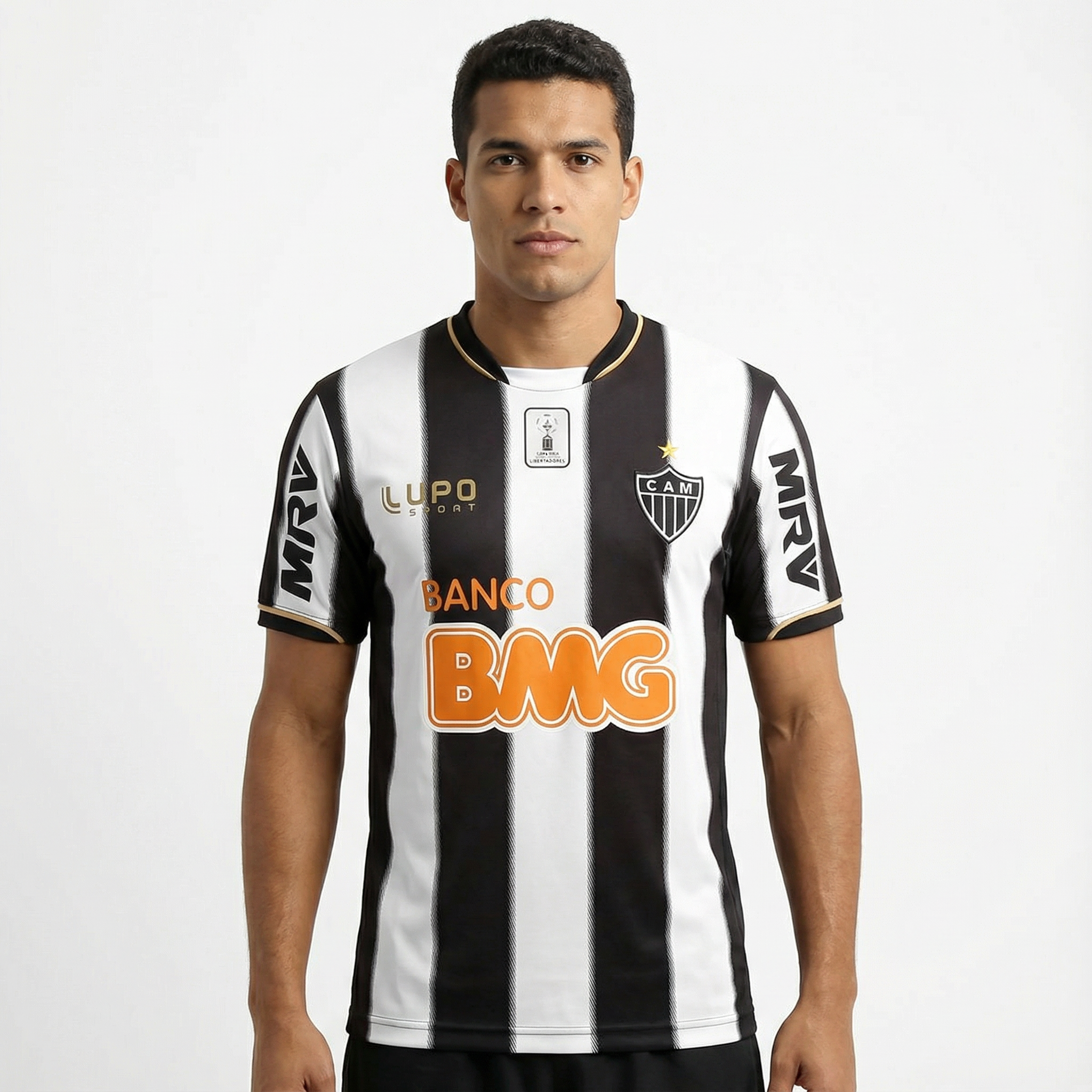 Camisa Umbro Atlético Mineiro 2013 Retrô C/ Patrocínios, Camisa Futebol, Le Cock Sportif, Ficha do Produto Composição: 100% PoliésterIndicada para: Jogo/CasualGênero: MasculinoEscudo: BordadoOrigem: ImportadoManga: Curta-PIQUE DE JOGADOR