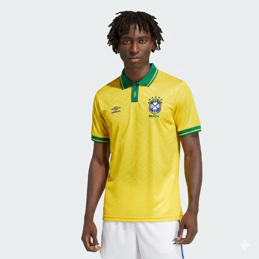 Camisa Umbro Retrô Seleção Brasil 1991/92 Home, , PIQUE DE JOGADOR, Reviva um período marcante da história da Seleção Brasileira com a Camisa Umbro Retrô Seleção Brasil 1991/92 Home. Inspirada no uniforme utilizado no início da década de 1990, essa peça resgata um design clássico que marcou a transição entre gerações do futebol brasileiro. O modelo apresenta o tradicional amarelo da Seleção com detalhes verdes, seguindo o estilo característico da Umbro na época, com linhas simples e identidade forte dentro 