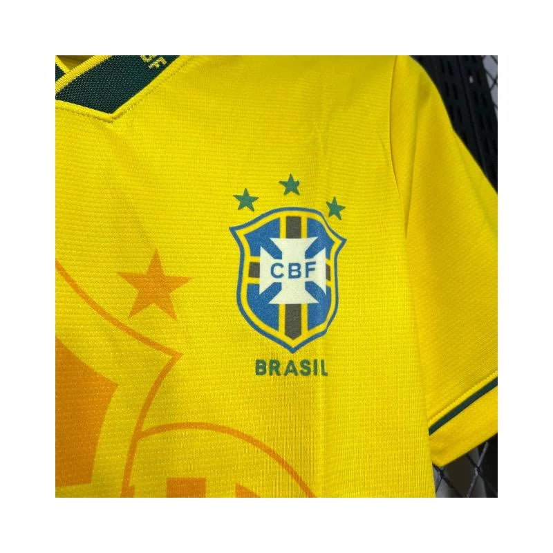 Camisa Umbro Retrô Seleção Brasil 1994 Home, Camisas de Futebol, PIQUE DE JOGADOR, Reviva um dos capítulos mais gloriosos do futebol brasileiro com a Camisa Umbro Retrô Seleção Brasil 1994 Home. Inspirada no uniforme titular utilizado pela Seleção Brasileira na histórica campanha da Copa do Mundo de 1994, essa camisa representa o momento em que o Brasil conquistou seu tetracampeonato mundial. O design clássico em amarelo com detalhes verdes segue o estilo marcante da Umbro na época, trazendo elementos que s