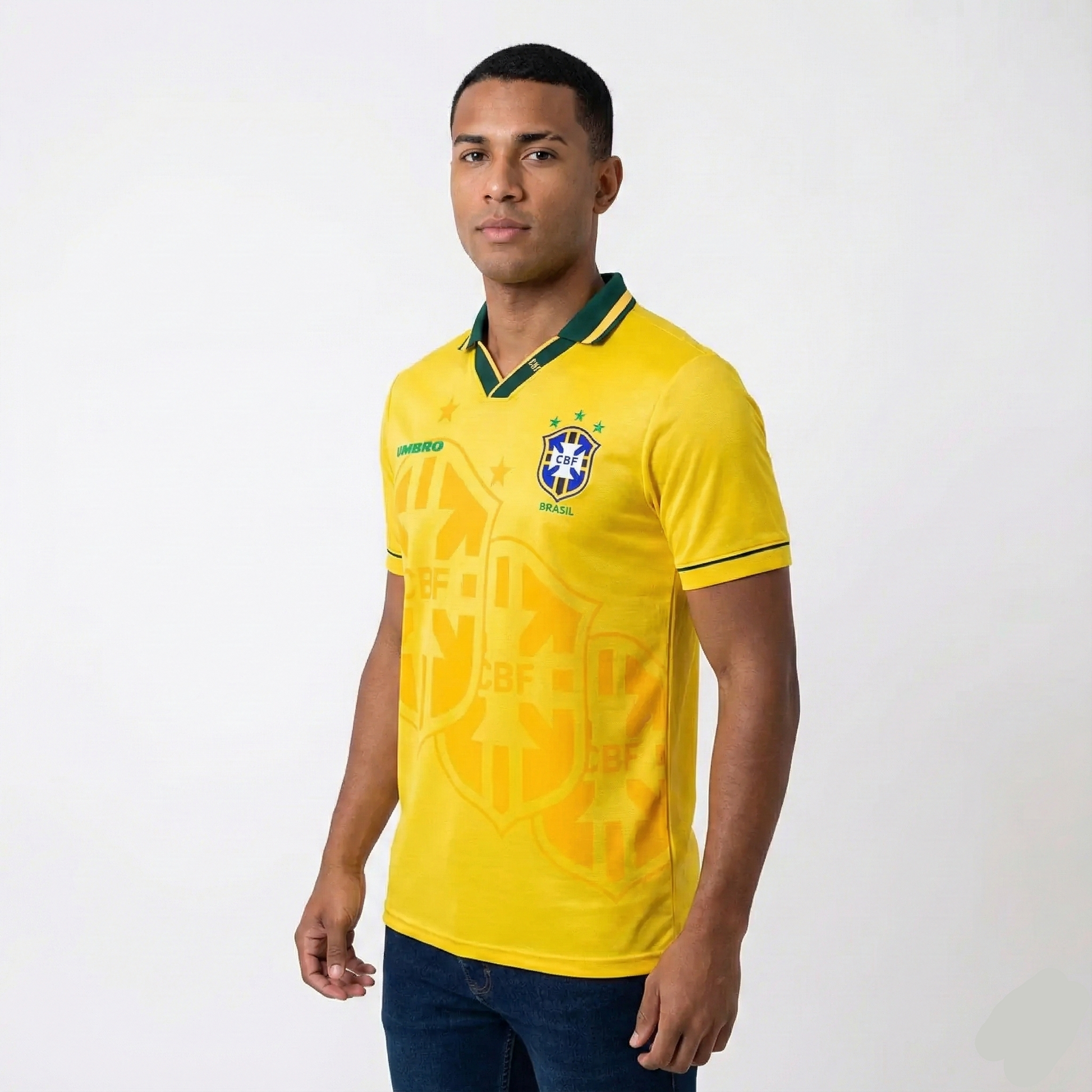 Camisa Umbro Retrô Seleção Brasil 1994 Home, Camisas de Futebol, PIQUE DE JOGADOR, Reviva um dos capítulos mais gloriosos do futebol brasileiro com a Camisa Umbro Retrô Seleção Brasil 1994 Home. Inspirada no uniforme titular utilizado pela Seleção Brasileira na histórica campanha da Copa do Mundo de 1994, essa camisa representa o momento em que o Brasil conquistou seu tetracampeonato mundial. O design clássico em amarelo com detalhes verdes segue o estilo marcante da Umbro na época, trazendo elementos que s