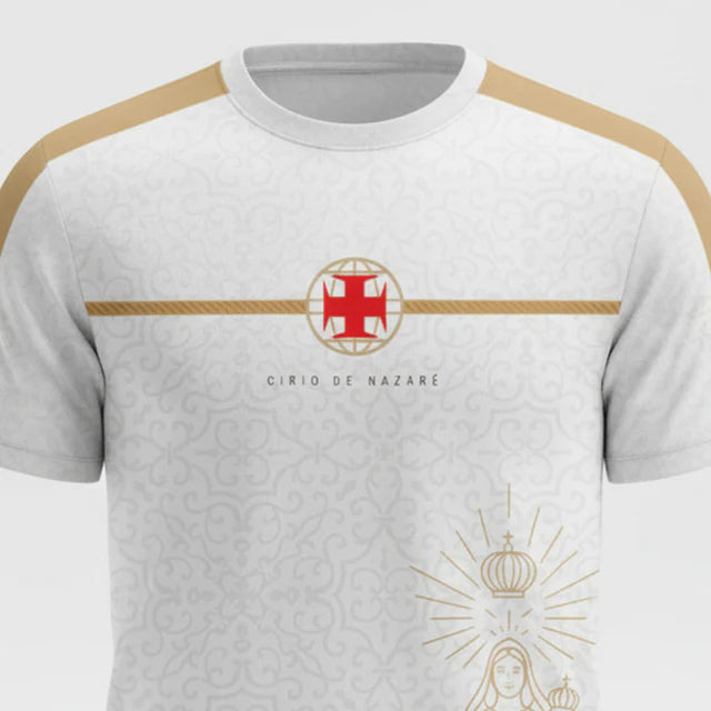 Camisa Vasco Círio de Nazaré, Camisa Futebol, Kappa, A Camisa Vasco Círio de Nazaré é mais que um manto, é fé e tradição em forma de torcida. Inspirada em uma das maiores celebrações religiosas do Brasil, carrega a identidade vascaína com orgulho. Produzida em edição limitada, é peça rara para quem valoriza história e devoção. Perfeita para colecionar, presentear ou exibir em momentos especiais. Confortável, leve e licenciada oficialmente, une paixão, cultura e qualidade em um só produto. INFORMAÇÕES DO PRO