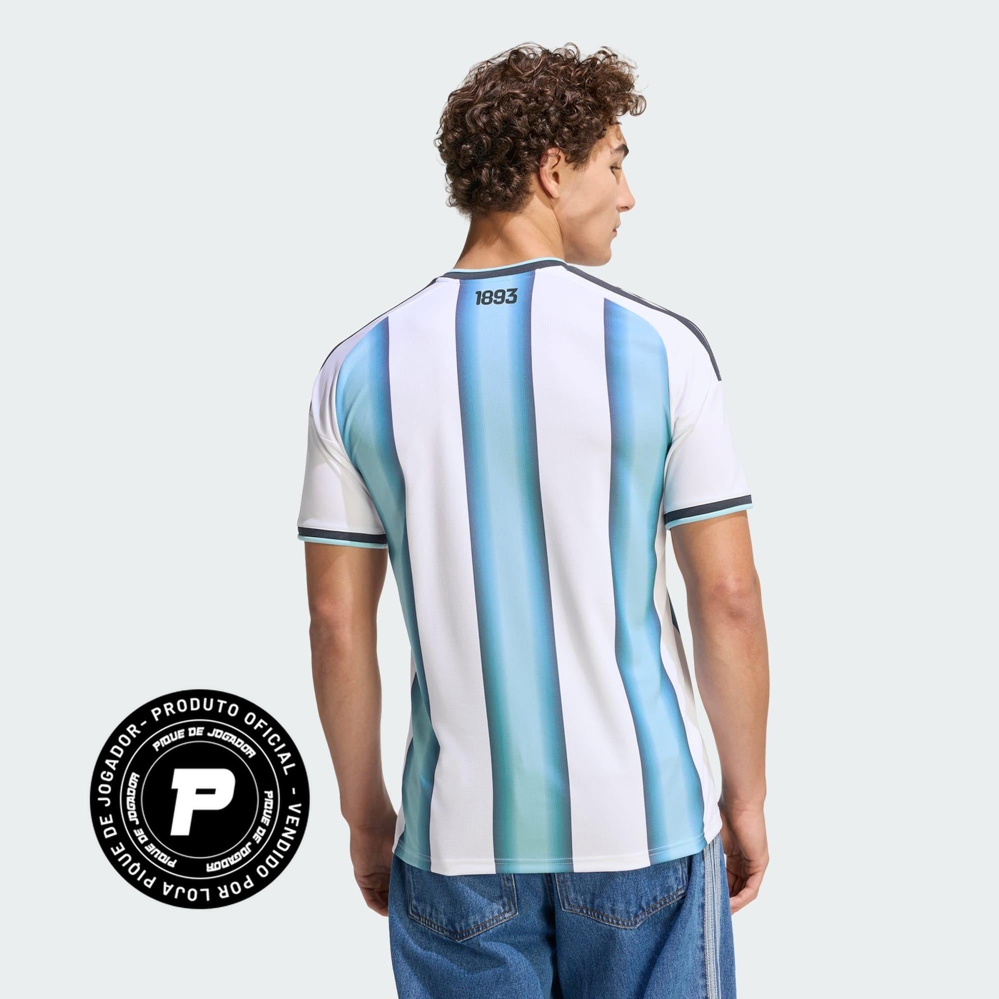 Camisa Argentina 26/27 Home, , PIQUE DE JOGADOR, Confeccionadas com tecido de poliéster de alta qualidade e uma tecnologia respirável de ponta, nossas camisas são uma fusão perfeita de conforto, resistência e frescor duradouro. Sinta-se envolvido(a) em luxo enquanto apoia o seu time, seja nas vibrantes arquibancadas ou no calor da competição nas quadras. O design exclusivo e as cores vibrantes destacam-se, tornando esta camisa um ícone de estilo para torcedores e jogadores. Adquira o seu manto agora mesmo e