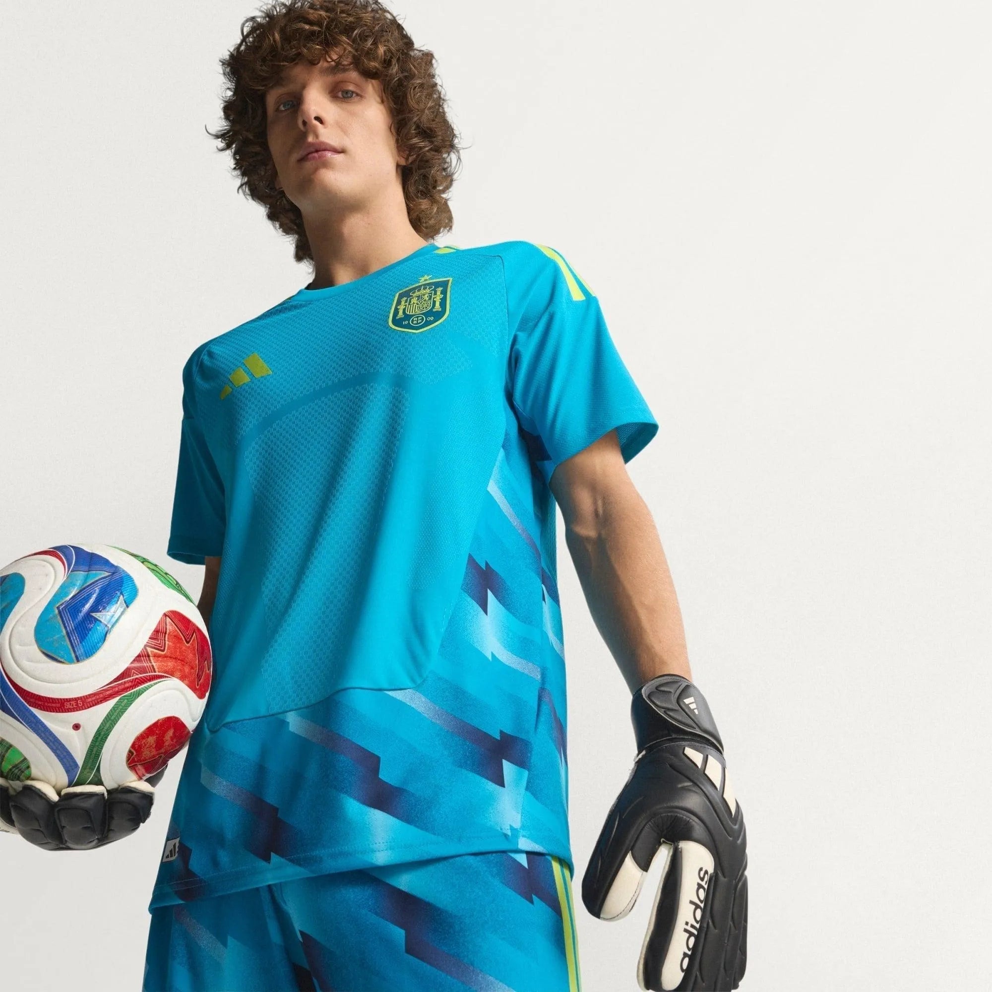 Camisa Goleiro Espanha 26/27 Home Jogador, Camisas de Futebol, PIQUE DE JOGADOR, A camisa do seu time favorito agora disponível em nossa loja! Confeccionadas com tecido de poliéster de alta qualidade e uma tecnologia respirável de ponta, nossas camisas são uma fusão perfeita de conforto, resistência e frescor duradouro. Sinta-se envolvido(a) em luxo enquanto apoia o seu time, seja nas vibrantes arquibancadas ou no calor da competição nas quadras. O design exclusivo e as cores vibrantes destacam-se, tornando