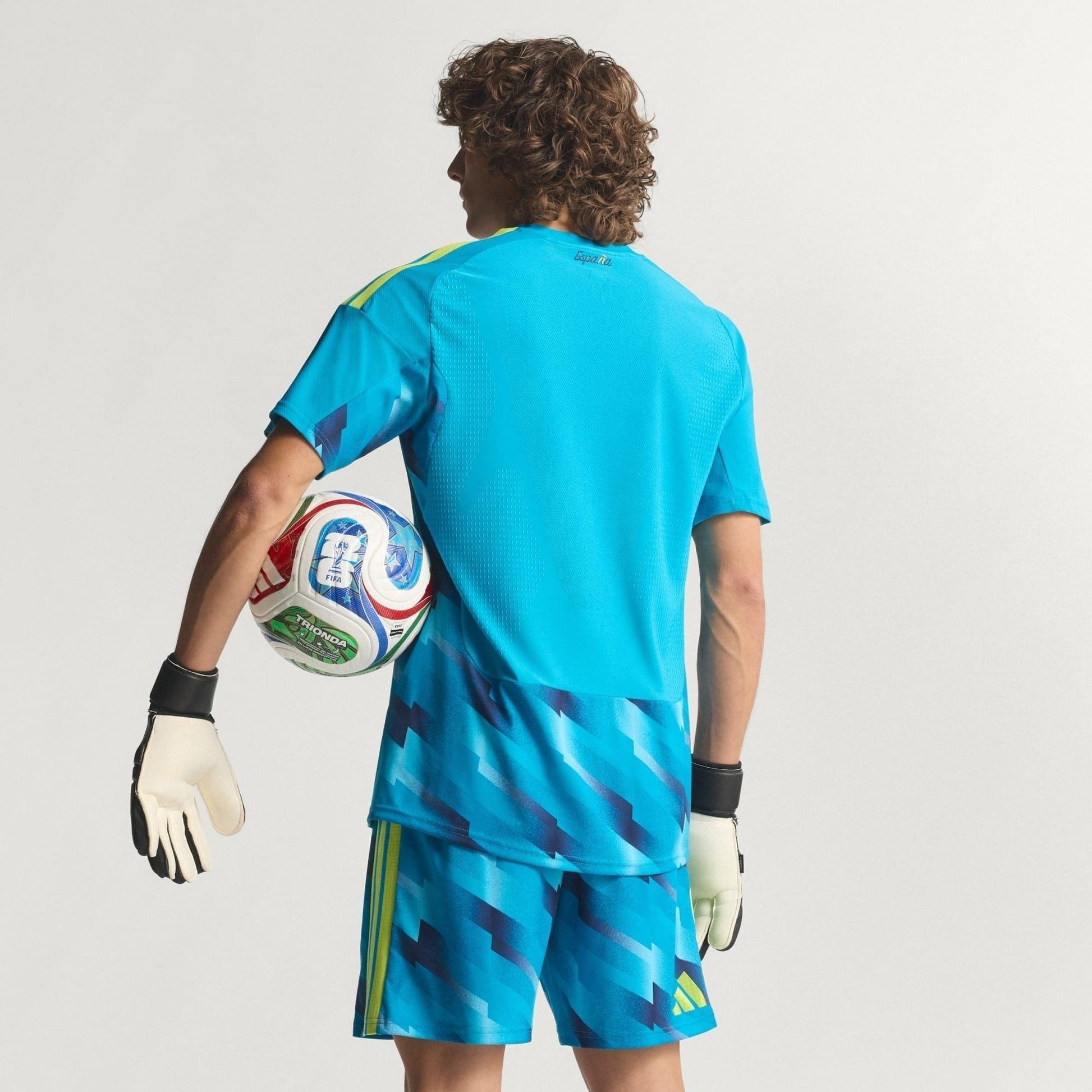 Camisa Goleiro Espanha 26/27 Home Jogador, Camisas de Futebol, PIQUE DE JOGADOR, A camisa do seu time favorito agora disponível em nossa loja! Confeccionadas com tecido de poliéster de alta qualidade e uma tecnologia respirável de ponta, nossas camisas são uma fusão perfeita de conforto, resistência e frescor duradouro. Sinta-se envolvido(a) em luxo enquanto apoia o seu time, seja nas vibrantes arquibancadas ou no calor da competição nas quadras. O design exclusivo e as cores vibrantes destacam-se, tornando