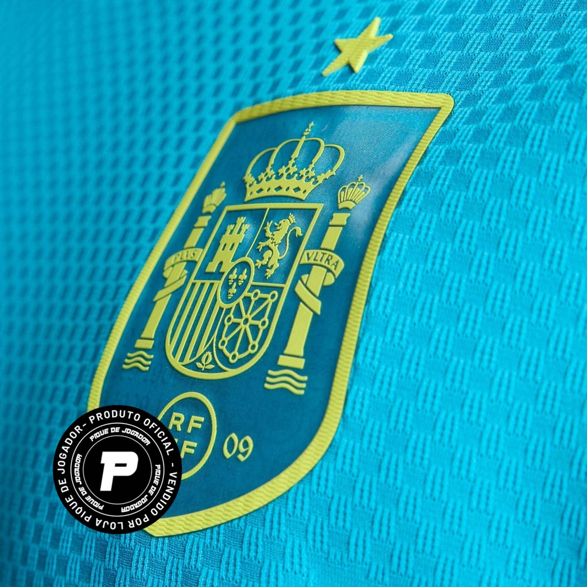 Camisa Goleiro Espanha 26/27 Home Jogador, Camisas de Futebol, PIQUE DE JOGADOR, A camisa do seu time favorito agora disponível em nossa loja! Confeccionadas com tecido de poliéster de alta qualidade e uma tecnologia respirável de ponta, nossas camisas são uma fusão perfeita de conforto, resistência e frescor duradouro. Sinta-se envolvido(a) em luxo enquanto apoia o seu time, seja nas vibrantes arquibancadas ou no calor da competição nas quadras. O design exclusivo e as cores vibrantes destacam-se, tornando