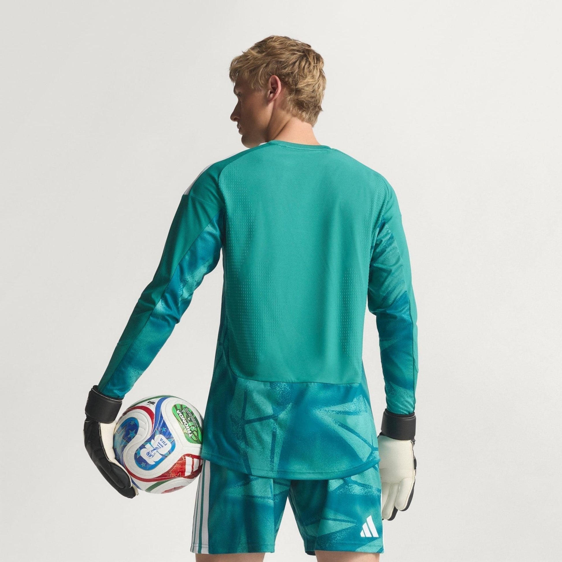 Camisa Goleiro Manga Longa Alemanha 26/27 Home Jogador, Camisas de Futebol, PIQUE DE JOGADOR, A camisa do seu time favorito agora disponível em nossa loja! Confeccionadas com tecido de poliéster de alta qualidade e uma tecnologia respirável de ponta, nossas camisas são uma fusão perfeita de conforto, resistência e frescor duradouro. Sinta-se envolvido(a) em luxo enquanto apoia o seu time, seja nas vibrantes arquibancadas ou no calor da competição nas quadras. O design exclusivo e as cores vibrantes destacam