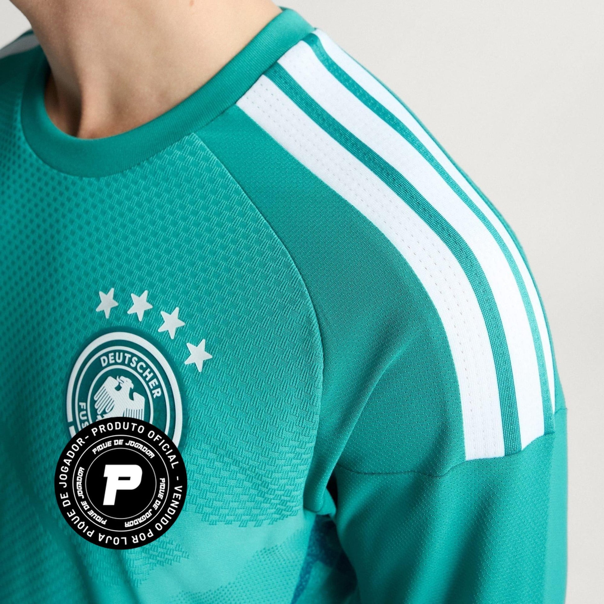Camisa Goleiro Manga Longa Alemanha 26/27 Home Jogador, Camisas de Futebol, PIQUE DE JOGADOR, A camisa do seu time favorito agora disponível em nossa loja! Confeccionadas com tecido de poliéster de alta qualidade e uma tecnologia respirável de ponta, nossas camisas são uma fusão perfeita de conforto, resistência e frescor duradouro. Sinta-se envolvido(a) em luxo enquanto apoia o seu time, seja nas vibrantes arquibancadas ou no calor da competição nas quadras. O design exclusivo e as cores vibrantes destacam