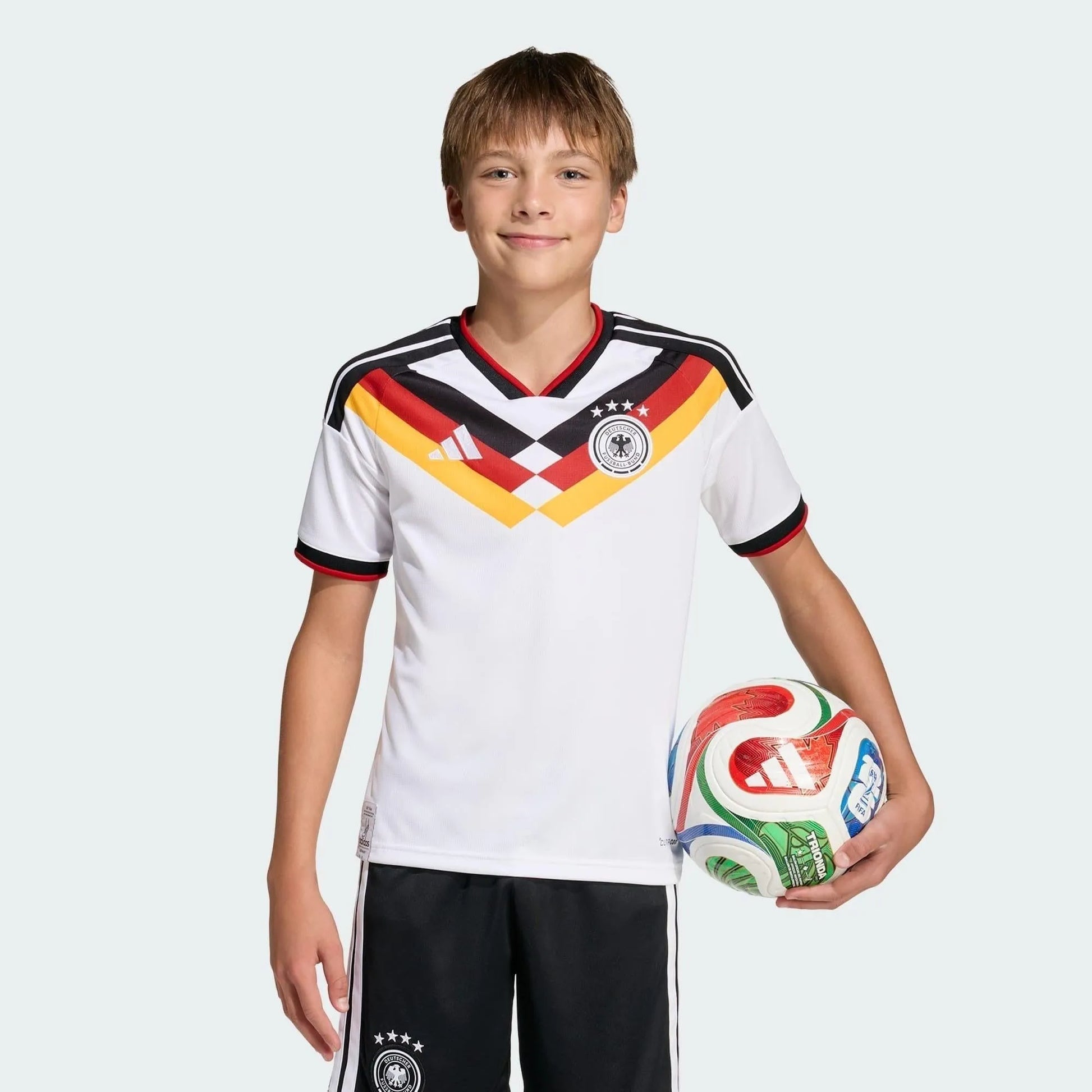 Conjunto Infantil Alemanha 26/27 Home, Camisas de Futebol, PIQUE DE JOGADOR, A camisa do seu time favorito agora disponível em nossa loja! Confeccionadas com tecido de poliéster de alta qualidade e uma tecnologia respirável de ponta, nossas camisas são uma fusão perfeita de conforto, resistência e frescor duradouro. Sinta-se envolvido(a) em luxo enquanto apoia o seu time, seja nas vibrantes arquibancadas ou no calor da competição nas quadras. O design exclusivo e as cores vibrantes destacam-se, tornando est