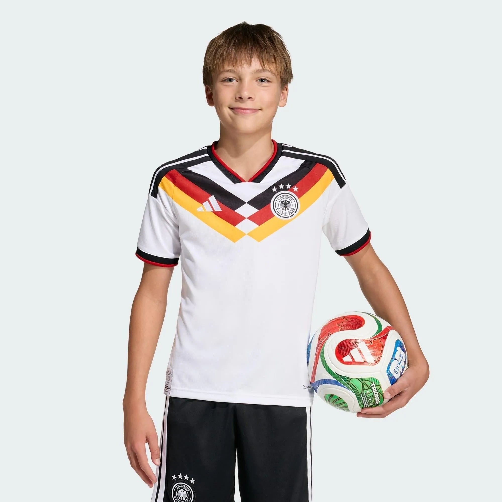 Conjunto Infantil Alemanha 26/27 Home, Camisas de Futebol, PIQUE DE JOGADOR, A camisa do seu time favorito agora disponível em nossa loja! Confeccionadas com tecido de poliéster de alta qualidade e uma tecnologia respirável de ponta, nossas camisas são uma fusão perfeita de conforto, resistência e frescor duradouro. Sinta-se envolvido(a) em luxo enquanto apoia o seu time, seja nas vibrantes arquibancadas ou no calor da competição nas quadras. O design exclusivo e as cores vibrantes destacam-se, tornando est