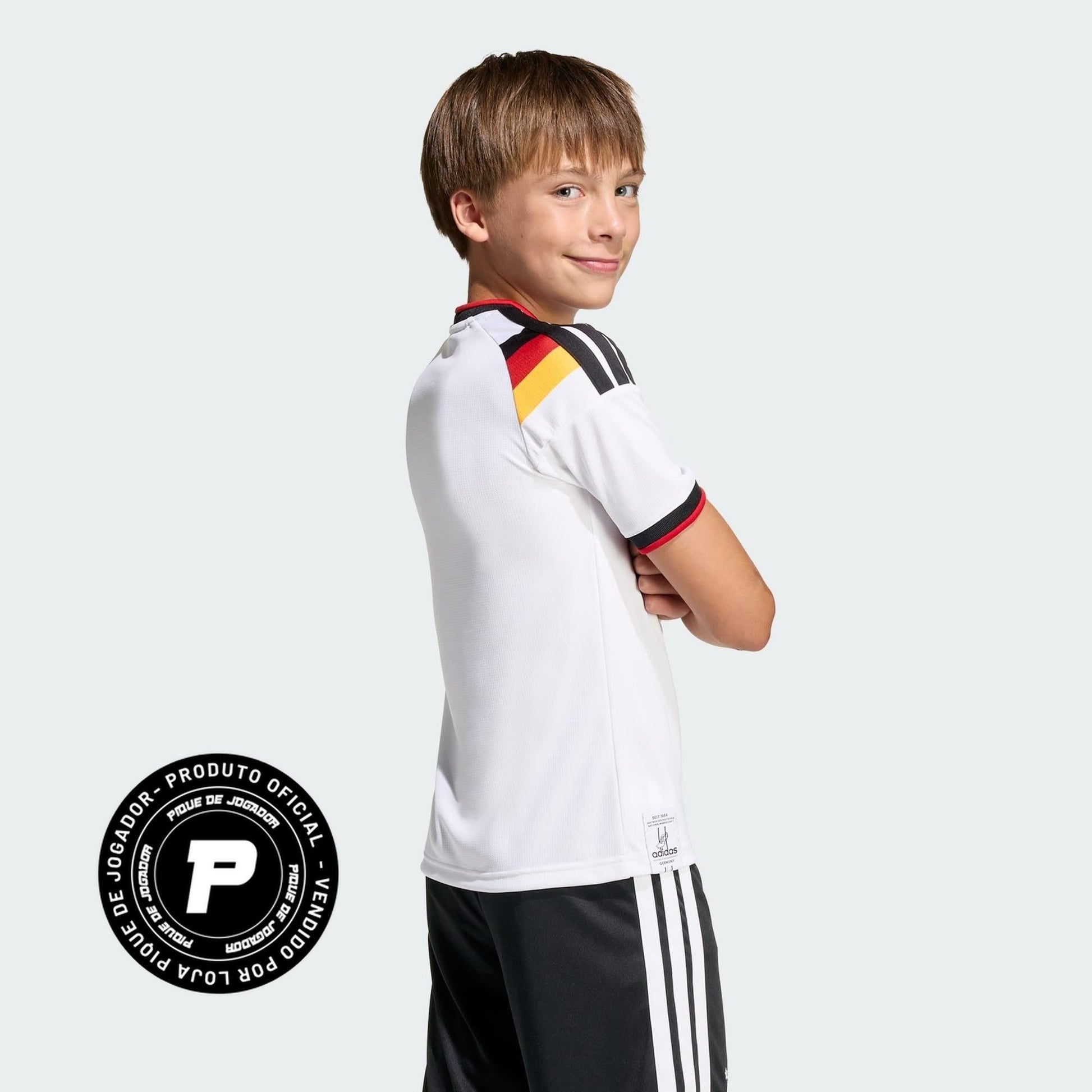 Conjunto Infantil Alemanha 26/27 Home, Camisas de Futebol, PIQUE DE JOGADOR, A camisa do seu time favorito agora disponível em nossa loja! Confeccionadas com tecido de poliéster de alta qualidade e uma tecnologia respirável de ponta, nossas camisas são uma fusão perfeita de conforto, resistência e frescor duradouro. Sinta-se envolvido(a) em luxo enquanto apoia o seu time, seja nas vibrantes arquibancadas ou no calor da competição nas quadras. O design exclusivo e as cores vibrantes destacam-se, tornando est