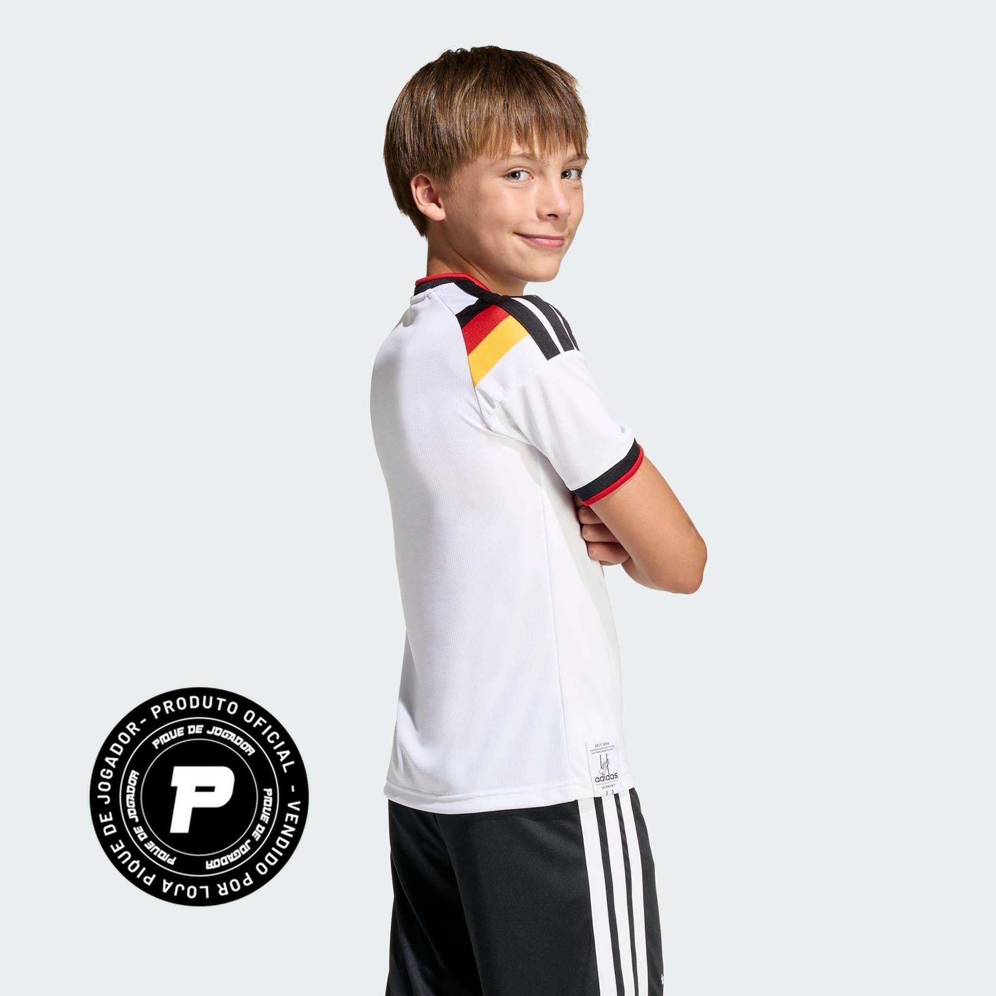 Conjunto Infantil Alemanha 26/27 Home, Camisas de Futebol, PIQUE DE JOGADOR, A camisa do seu time favorito agora disponível em nossa loja! Confeccionadas com tecido de poliéster de alta qualidade e uma tecnologia respirável de ponta, nossas camisas são uma fusão perfeita de conforto, resistência e frescor duradouro. Sinta-se envolvido(a) em luxo enquanto apoia o seu time, seja nas vibrantes arquibancadas ou no calor da competição nas quadras. O design exclusivo e as cores vibrantes destacam-se, tornando est