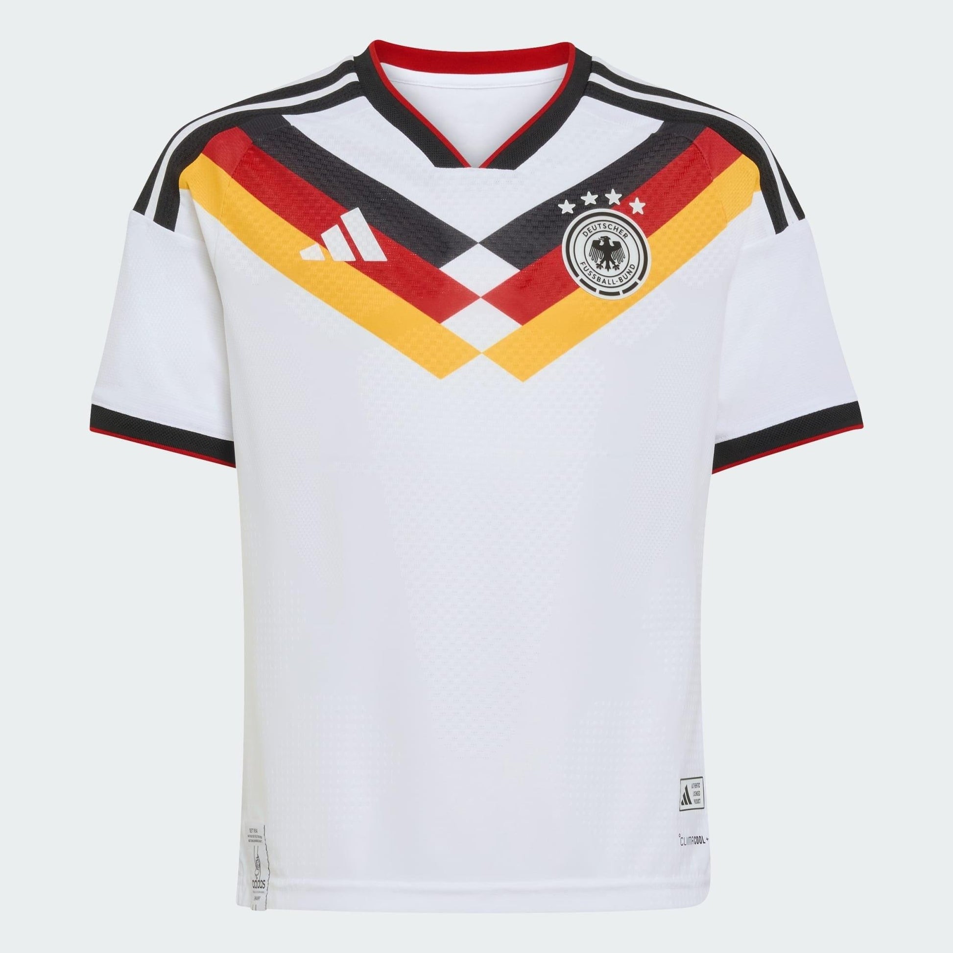 Conjunto Infantil Alemanha 26/27 Home, Camisas de Futebol, PIQUE DE JOGADOR, A camisa do seu time favorito agora disponível em nossa loja! Confeccionadas com tecido de poliéster de alta qualidade e uma tecnologia respirável de ponta, nossas camisas são uma fusão perfeita de conforto, resistência e frescor duradouro. Sinta-se envolvido(a) em luxo enquanto apoia o seu time, seja nas vibrantes arquibancadas ou no calor da competição nas quadras. O design exclusivo e as cores vibrantes destacam-se, tornando est