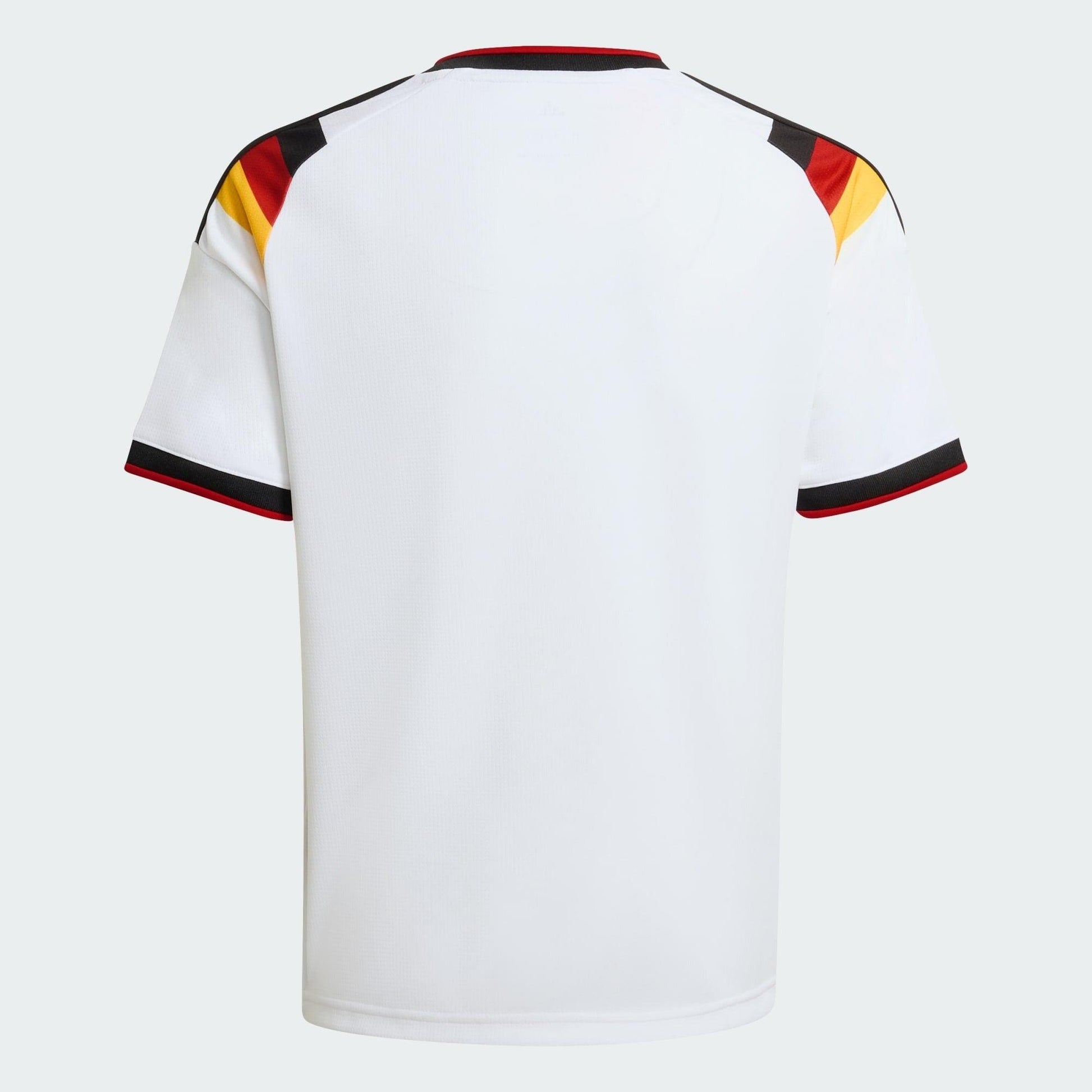 Conjunto Infantil Alemanha 26/27 Home, Camisas de Futebol, PIQUE DE JOGADOR, A camisa do seu time favorito agora disponível em nossa loja! Confeccionadas com tecido de poliéster de alta qualidade e uma tecnologia respirável de ponta, nossas camisas são uma fusão perfeita de conforto, resistência e frescor duradouro. Sinta-se envolvido(a) em luxo enquanto apoia o seu time, seja nas vibrantes arquibancadas ou no calor da competição nas quadras. O design exclusivo e as cores vibrantes destacam-se, tornando est