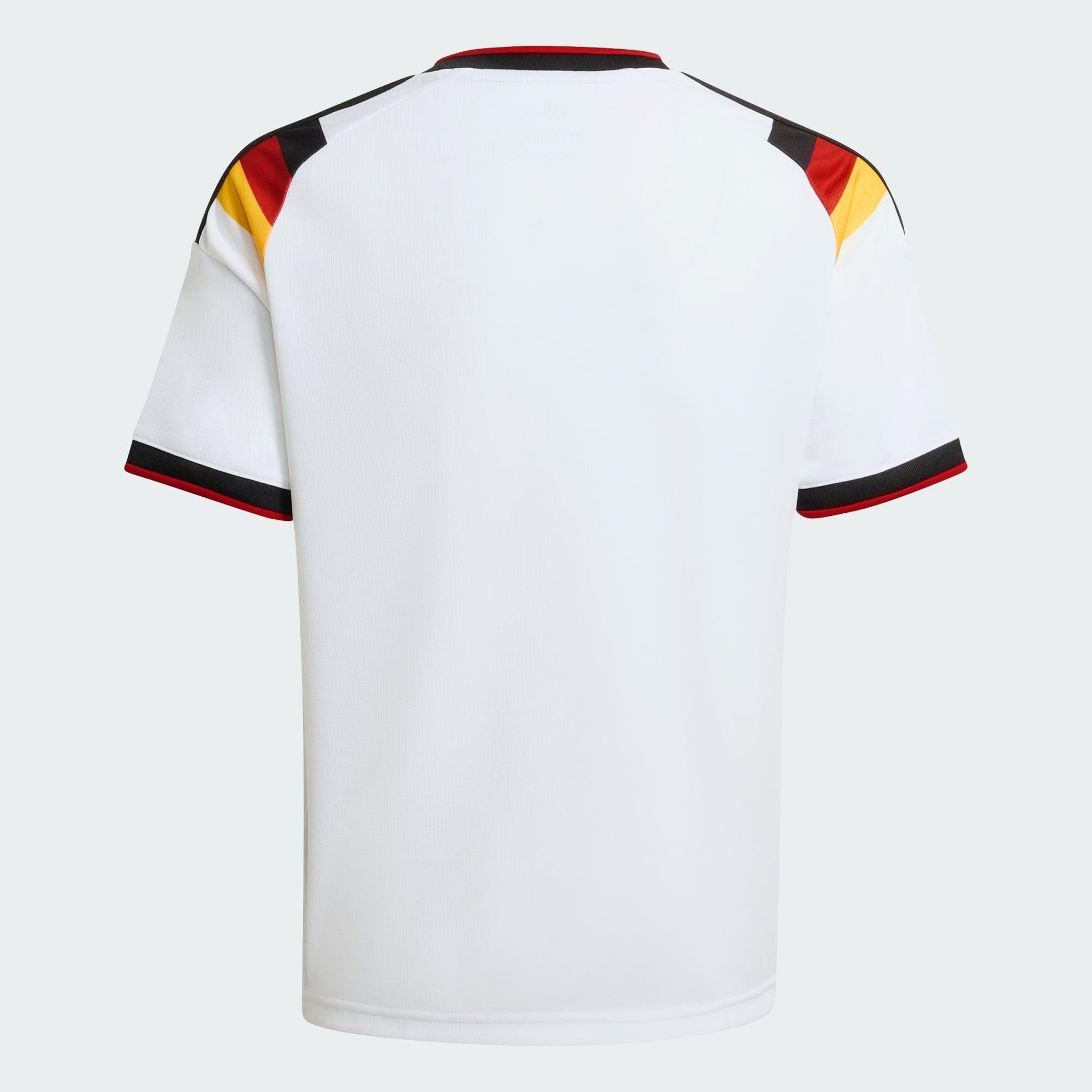Conjunto Infantil Alemanha 26/27 Home, Camisas de Futebol, PIQUE DE JOGADOR, A camisa do seu time favorito agora disponível em nossa loja! Confeccionadas com tecido de poliéster de alta qualidade e uma tecnologia respirável de ponta, nossas camisas são uma fusão perfeita de conforto, resistência e frescor duradouro. Sinta-se envolvido(a) em luxo enquanto apoia o seu time, seja nas vibrantes arquibancadas ou no calor da competição nas quadras. O design exclusivo e as cores vibrantes destacam-se, tornando est