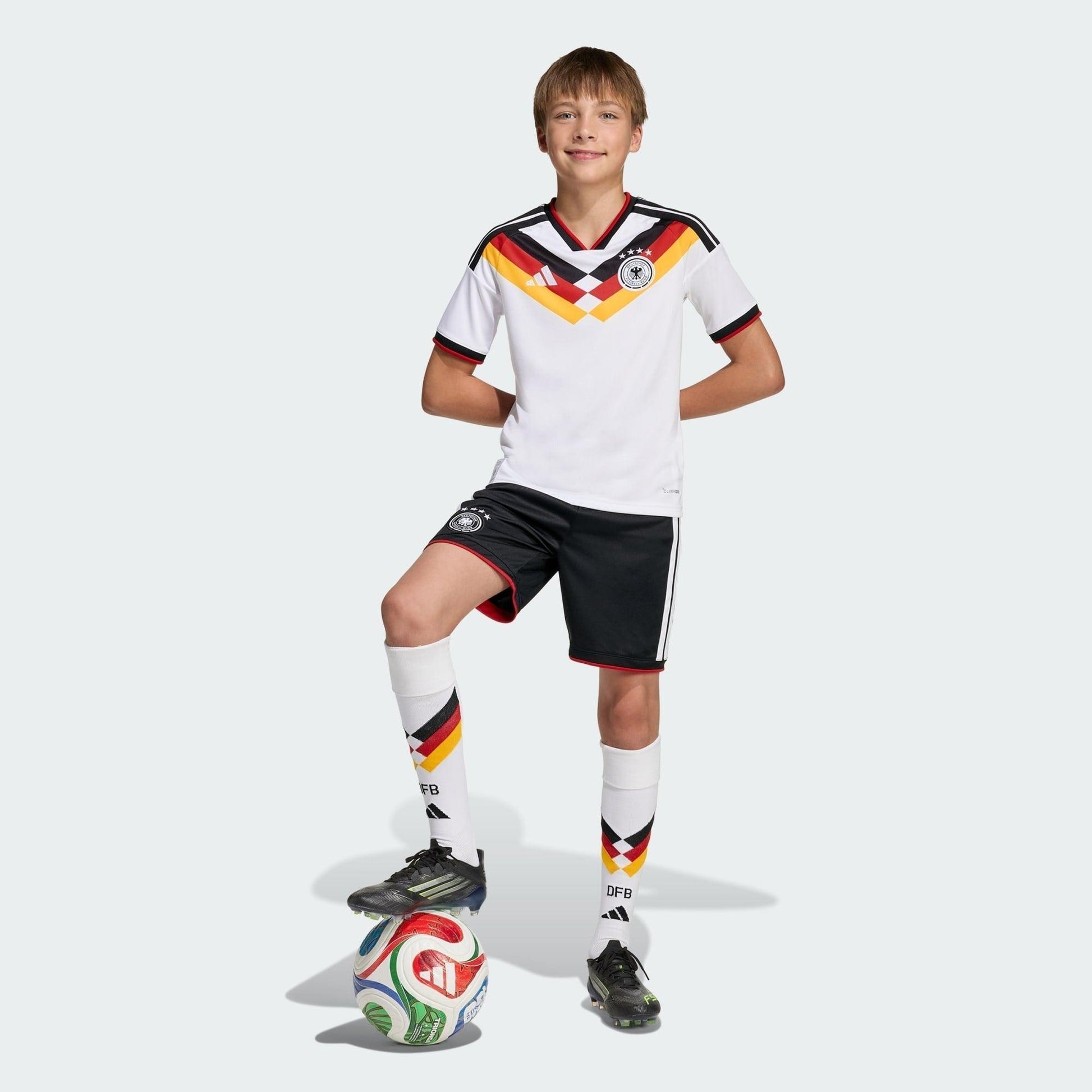 Conjunto Infantil Alemanha 26/27 Home, Camisas de Futebol, PIQUE DE JOGADOR, A camisa do seu time favorito agora disponível em nossa loja! Confeccionadas com tecido de poliéster de alta qualidade e uma tecnologia respirável de ponta, nossas camisas são uma fusão perfeita de conforto, resistência e frescor duradouro. Sinta-se envolvido(a) em luxo enquanto apoia o seu time, seja nas vibrantes arquibancadas ou no calor da competição nas quadras. O design exclusivo e as cores vibrantes destacam-se, tornando est