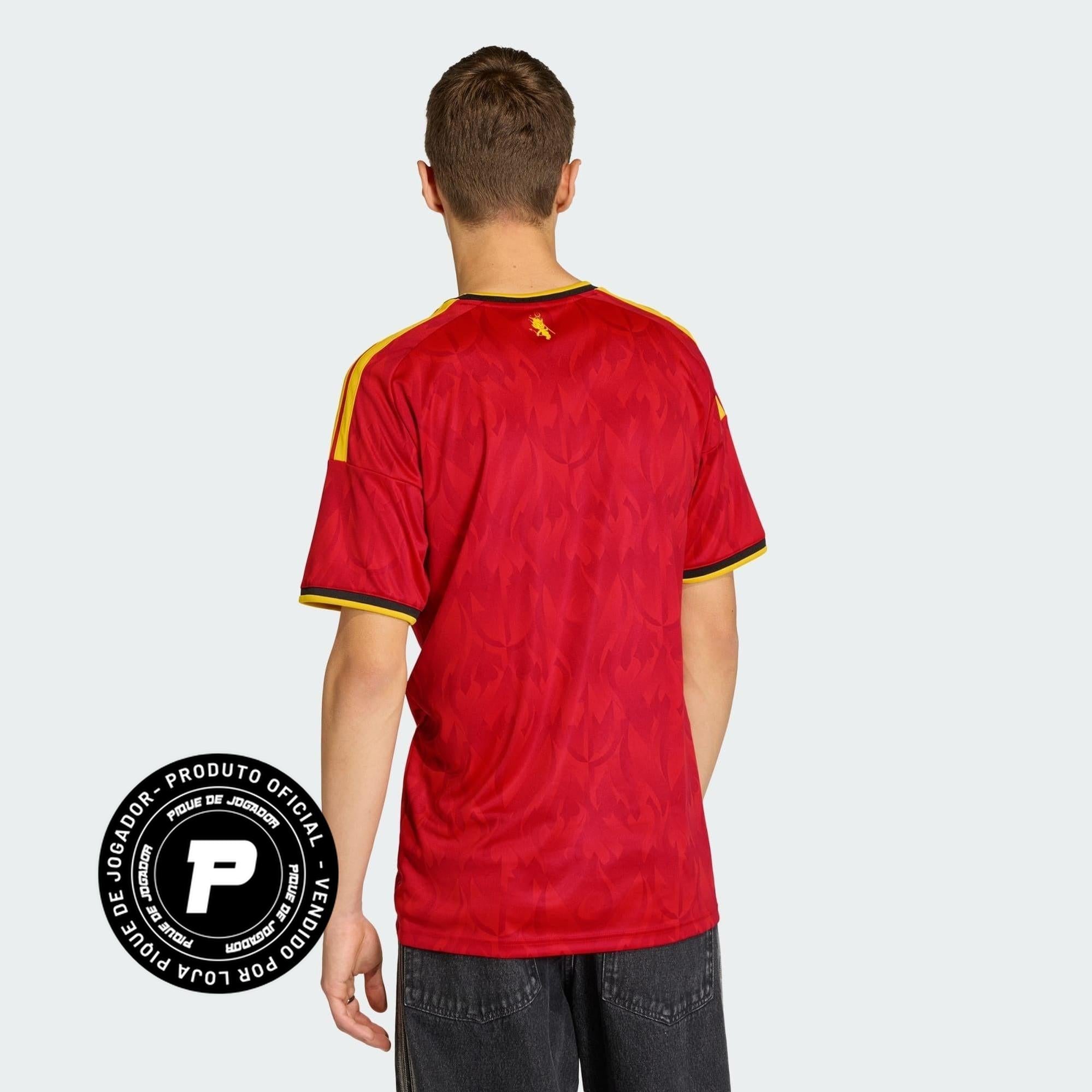 Camisa Bélgica 26/27 Home, , PIQUE DE JOGADOR, A camisa do seu time favorito agora disponível em nossa loja! Confeccionadas com tecido de poliéster de alta qualidade e uma tecnologia respirável de ponta, nossas camisas são uma fusão perfeita de conforto, resistência e frescor duradouro. Sinta-se envolvido(a) em luxo enquanto apoia o seu time, seja nas vibrantes arquibancadas ou no calor da competição nas quadras. O design exclusivo e as cores vibrantes destacam-se, tornando esta camisa um ícone de estilo pa