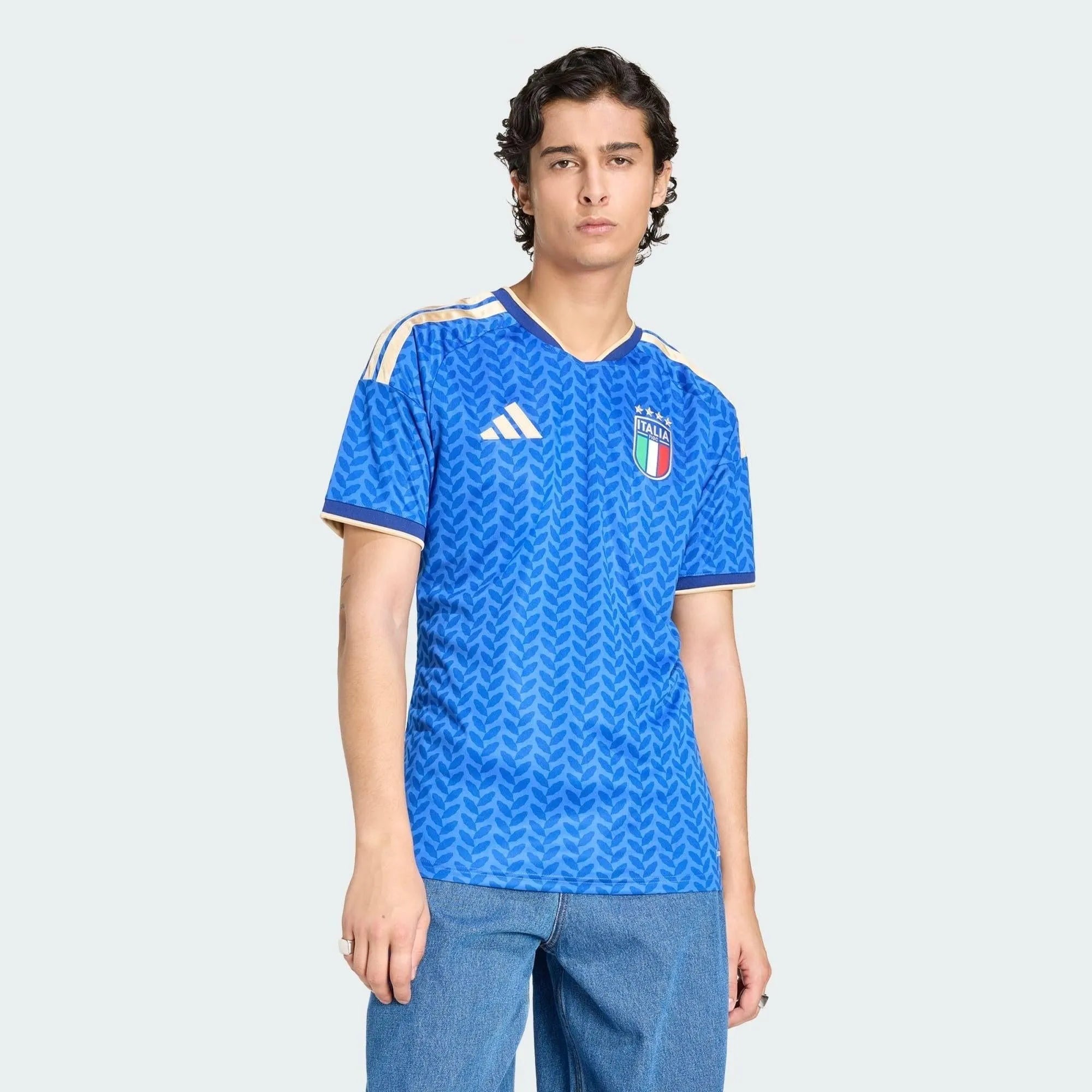 Camisa Itália 26/27 Home, , PIQUE DE JOGADOR, A camisa do seu time favorito agora disponível em nossa loja! Confeccionadas com tecido de poliéster de alta qualidade e uma tecnologia respirável de ponta, nossas camisas são uma fusão perfeita de conforto, resistência e frescor duradouro. Sinta-se envolvido(a) em luxo enquanto apoia o seu time, seja nas vibrantes arquibancadas ou no calor da competição nas quadras. O design exclusivo e as cores vibrantes destacam-se, tornando esta camisa um ícone de estilo par