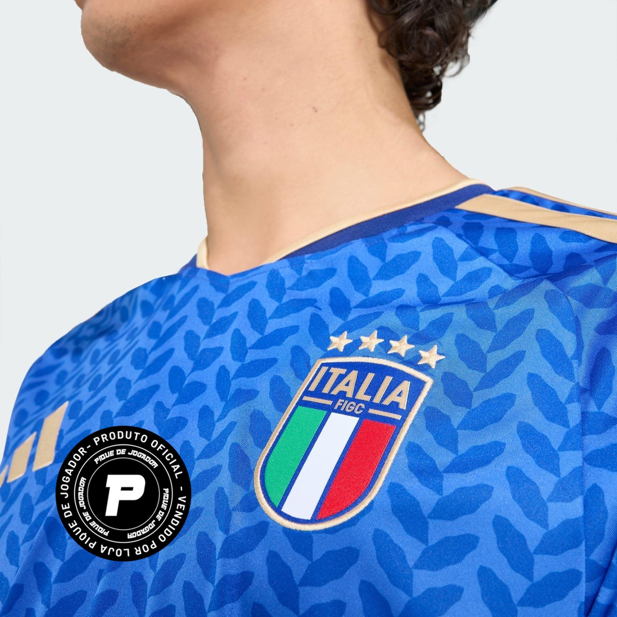Camisa Itália 26/27 Home, , PIQUE DE JOGADOR, A camisa do seu time favorito agora disponível em nossa loja! Confeccionadas com tecido de poliéster de alta qualidade e uma tecnologia respirável de ponta, nossas camisas são uma fusão perfeita de conforto, resistência e frescor duradouro. Sinta-se envolvido(a) em luxo enquanto apoia o seu time, seja nas vibrantes arquibancadas ou no calor da competição nas quadras. O design exclusivo e as cores vibrantes destacam-se, tornando esta camisa um ícone de estilo par