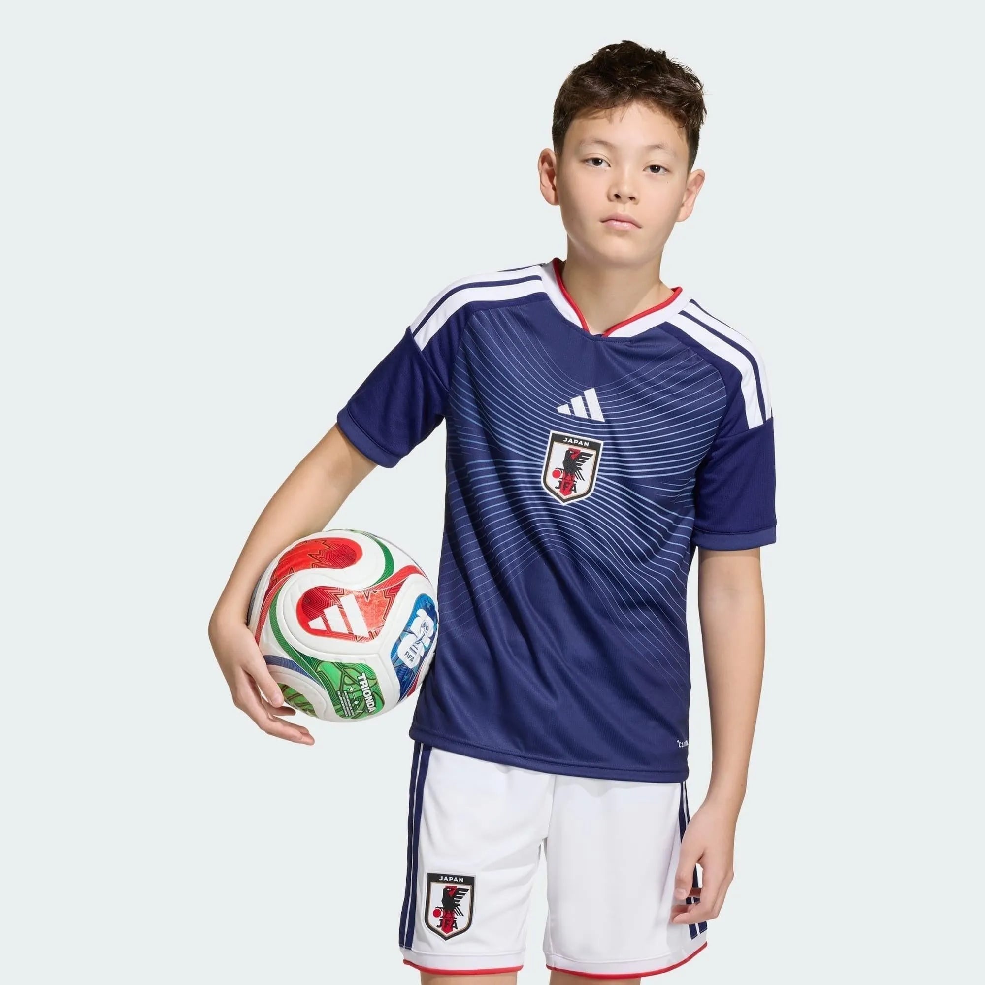 Conjunto Infantil Japão 26/27 Home, Camisas de Futebol, PIQUE DE JOGADOR, A camisa do seu time favorito agora disponível em nossa loja! Confeccionadas com tecido de poliéster de alta qualidade e uma tecnologia respirável de ponta, nossas camisas são uma fusão perfeita de conforto, resistência e frescor duradouro. Sinta-se envolvido(a) em luxo enquanto apoia o seu time, seja nas vibrantes arquibancadas ou no calor da competição nas quadras. O design exclusivo e as cores vibrantes destacam-se, tornando esta c
